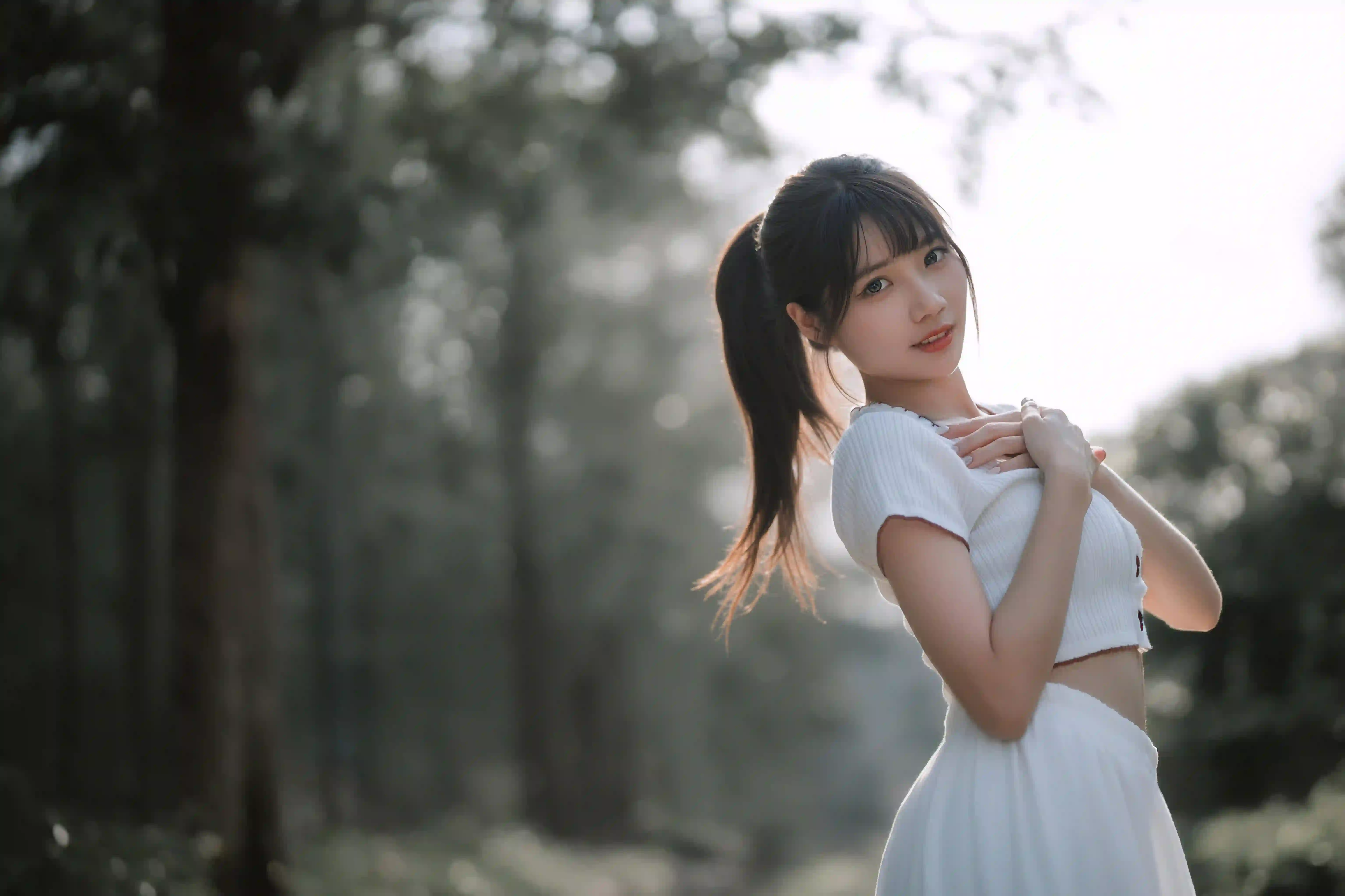 长发美女 户外 高马尾 白色长裙