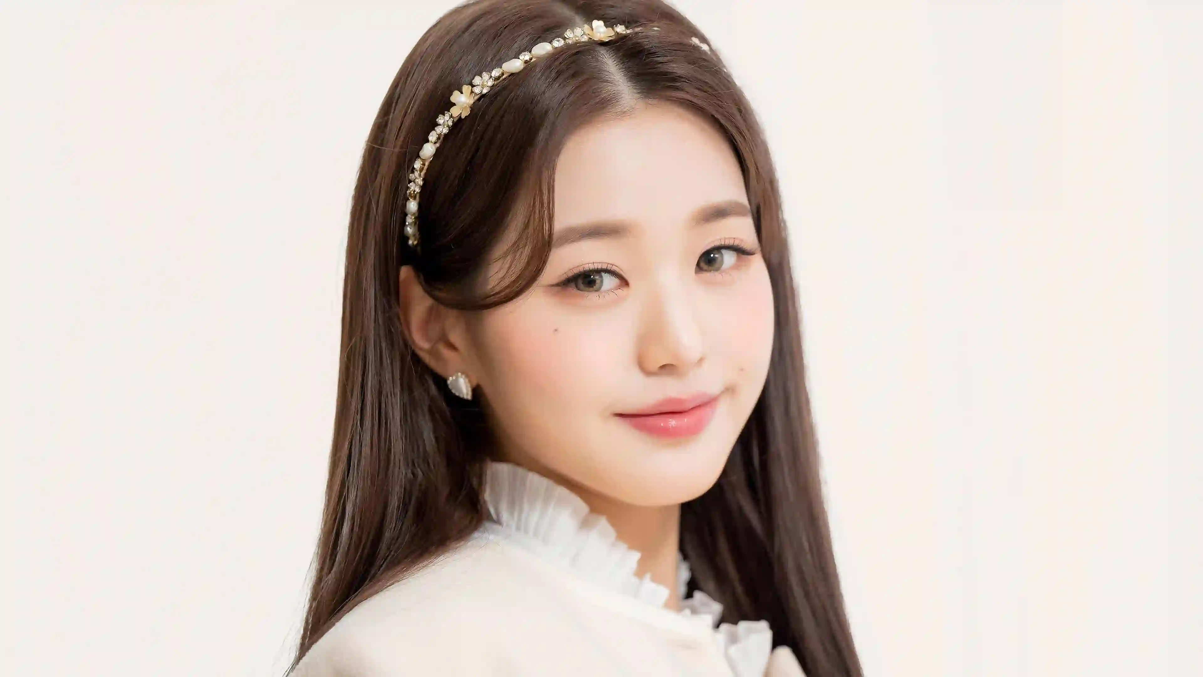 清纯美女 珍珠发箍 人像写真 优雅气质 白色上衣