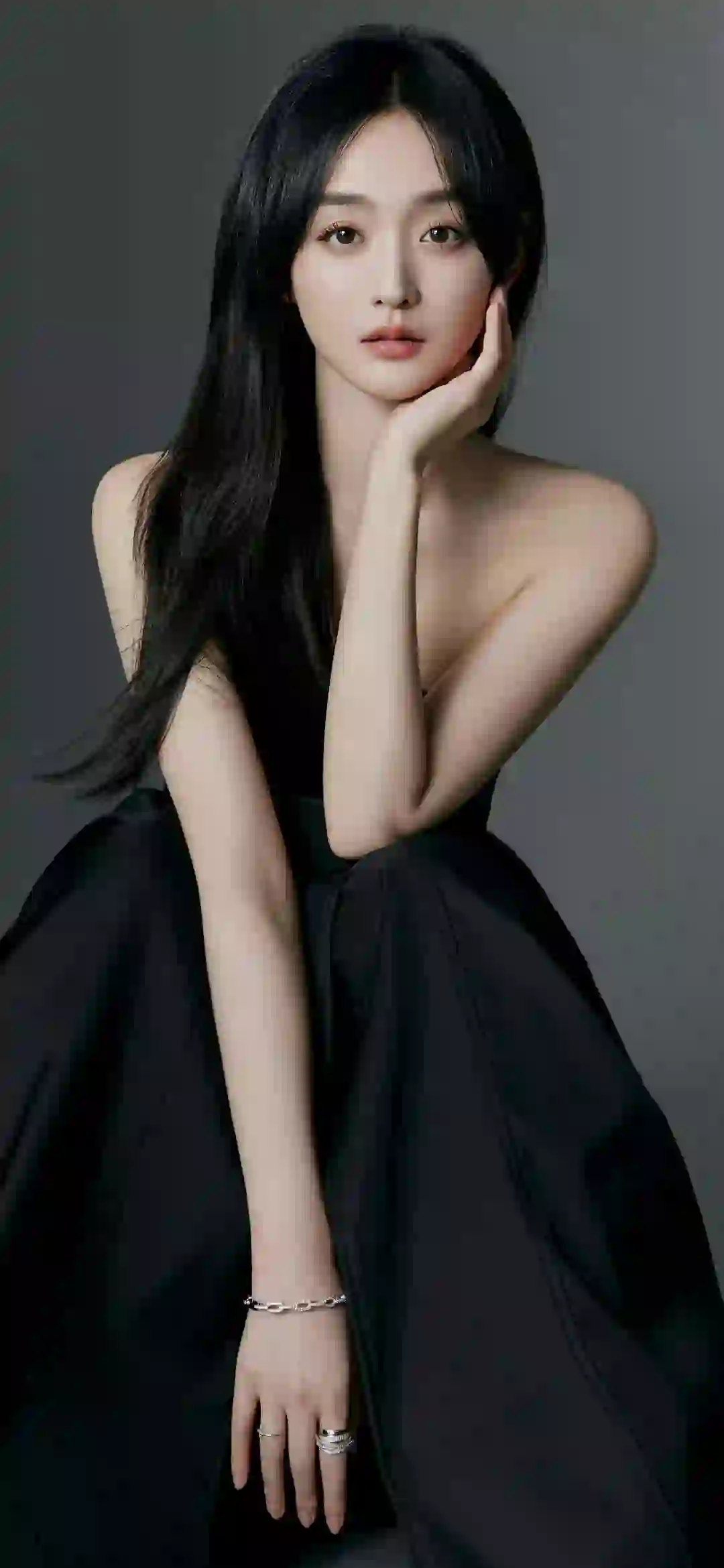 美女明星 何泓姗  黑色抹胸长裙