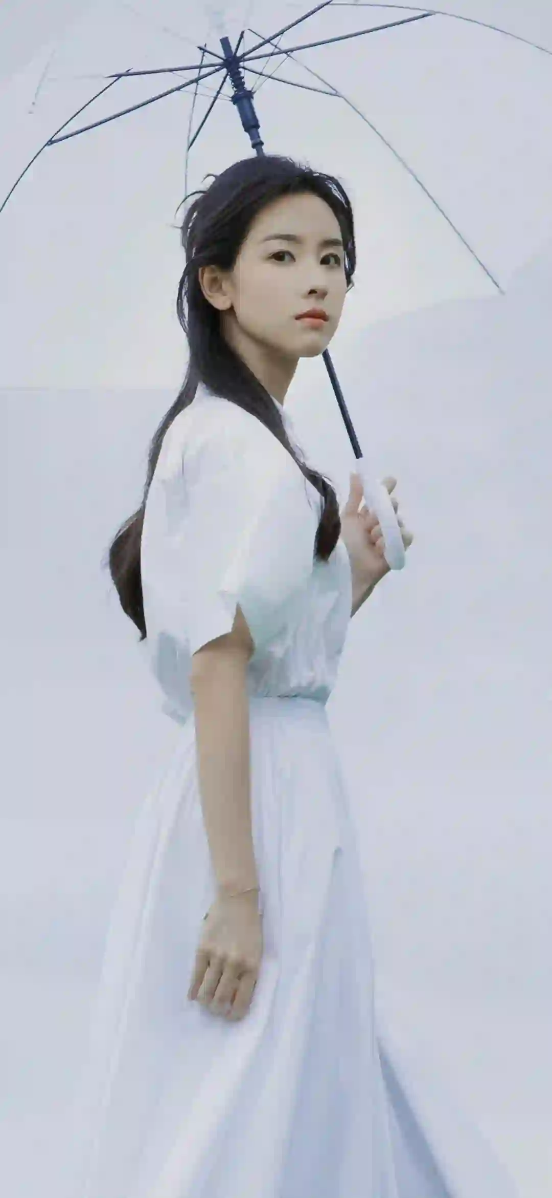 撑着伞的长发白裙美女 明星壁纸 陈都灵