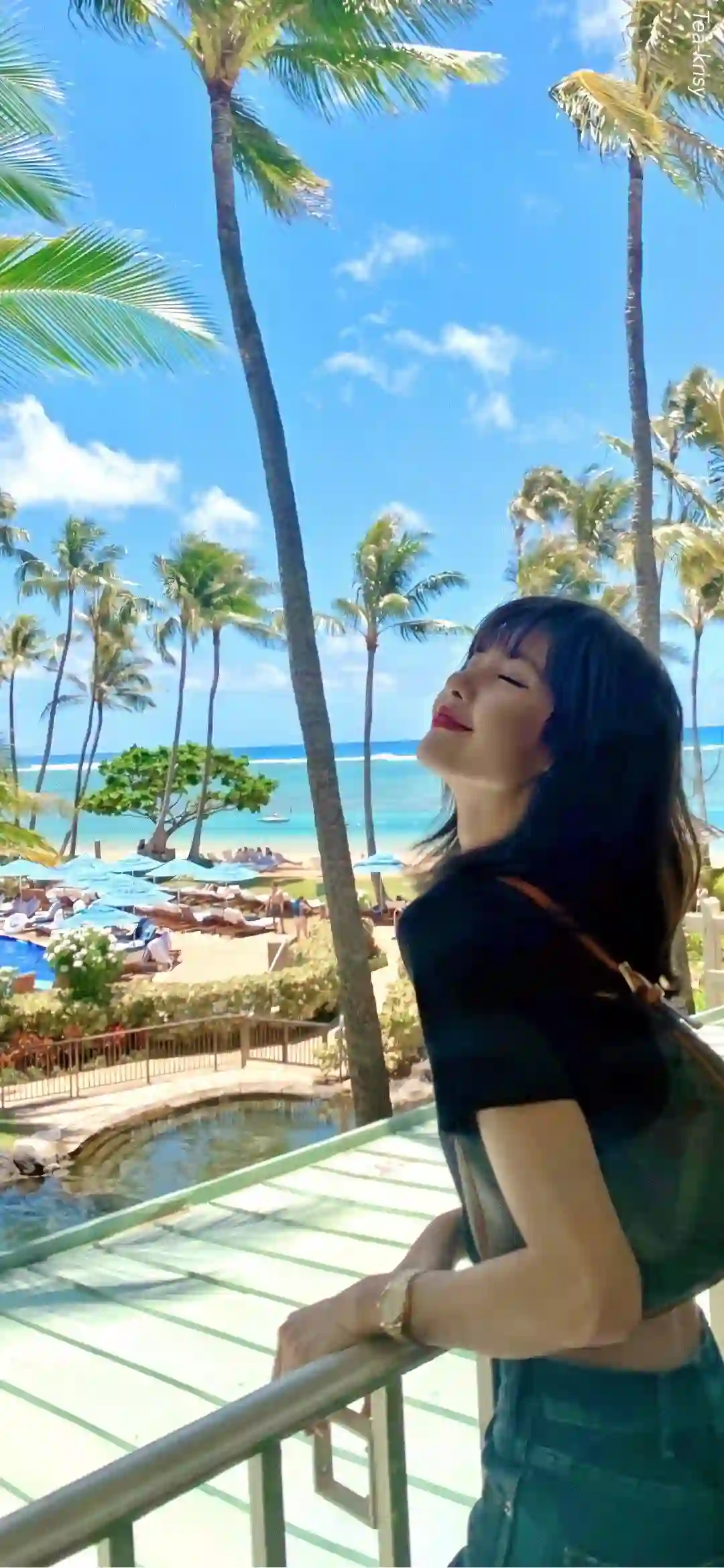 海边度假的长发美女 海边 海 黑色衣服