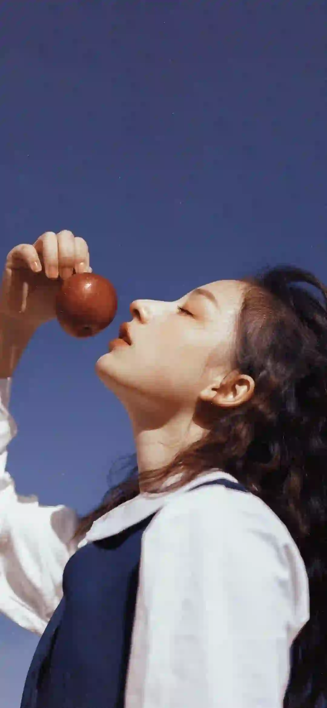 蓝色天空 长发美女 仰望 苹果