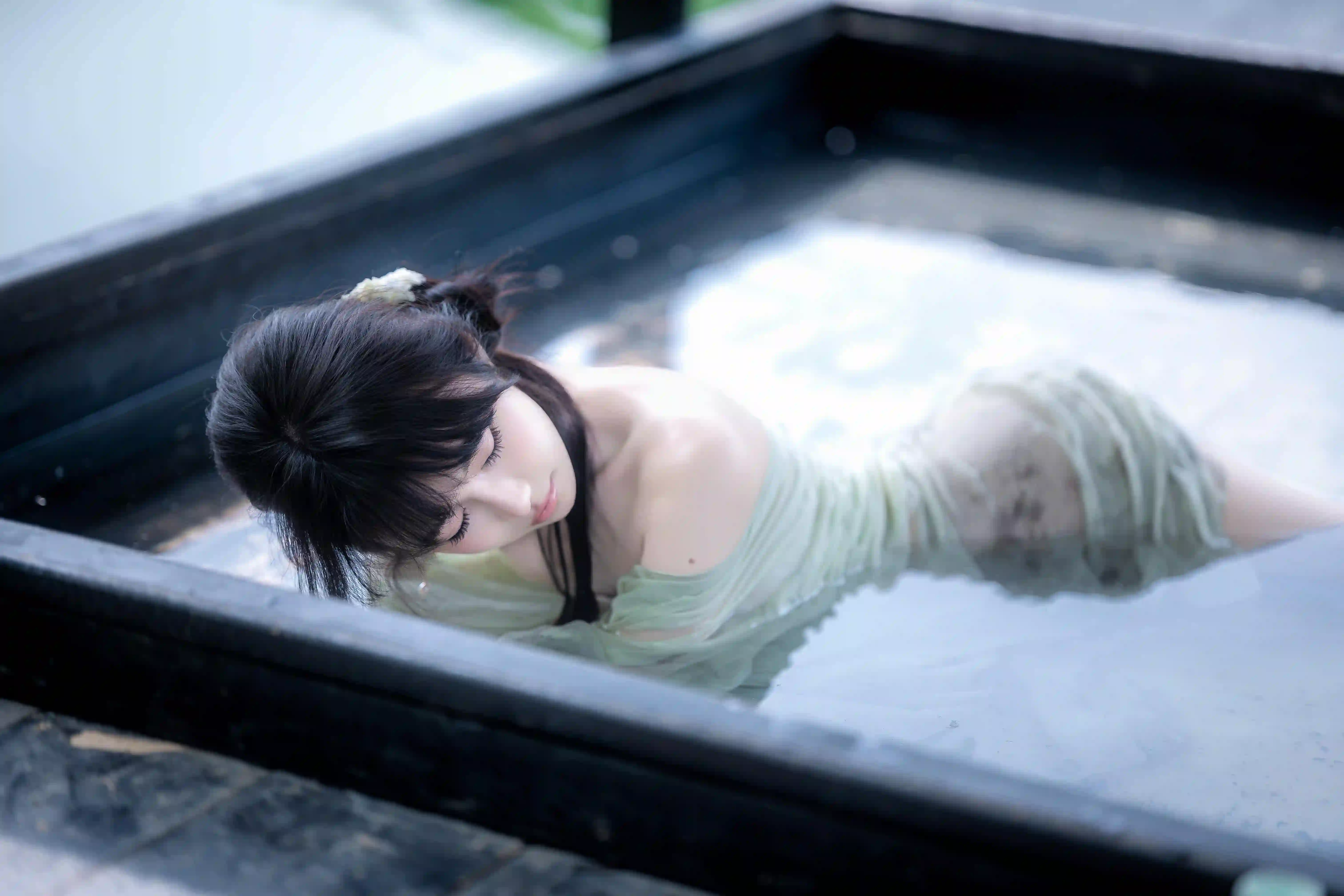 绿纱裙少女 水中木桶 唯美意境 静谧人像