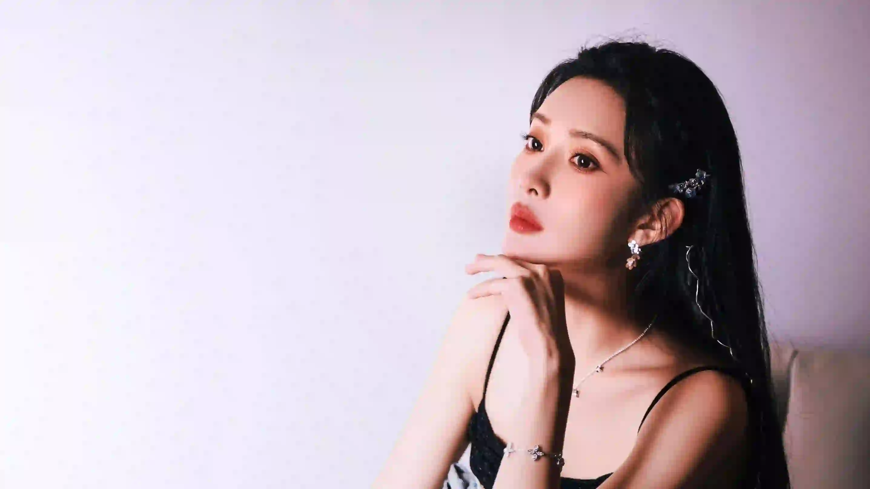 孟子义 抹胸吊带 时尚穿搭 写真 手托下巴