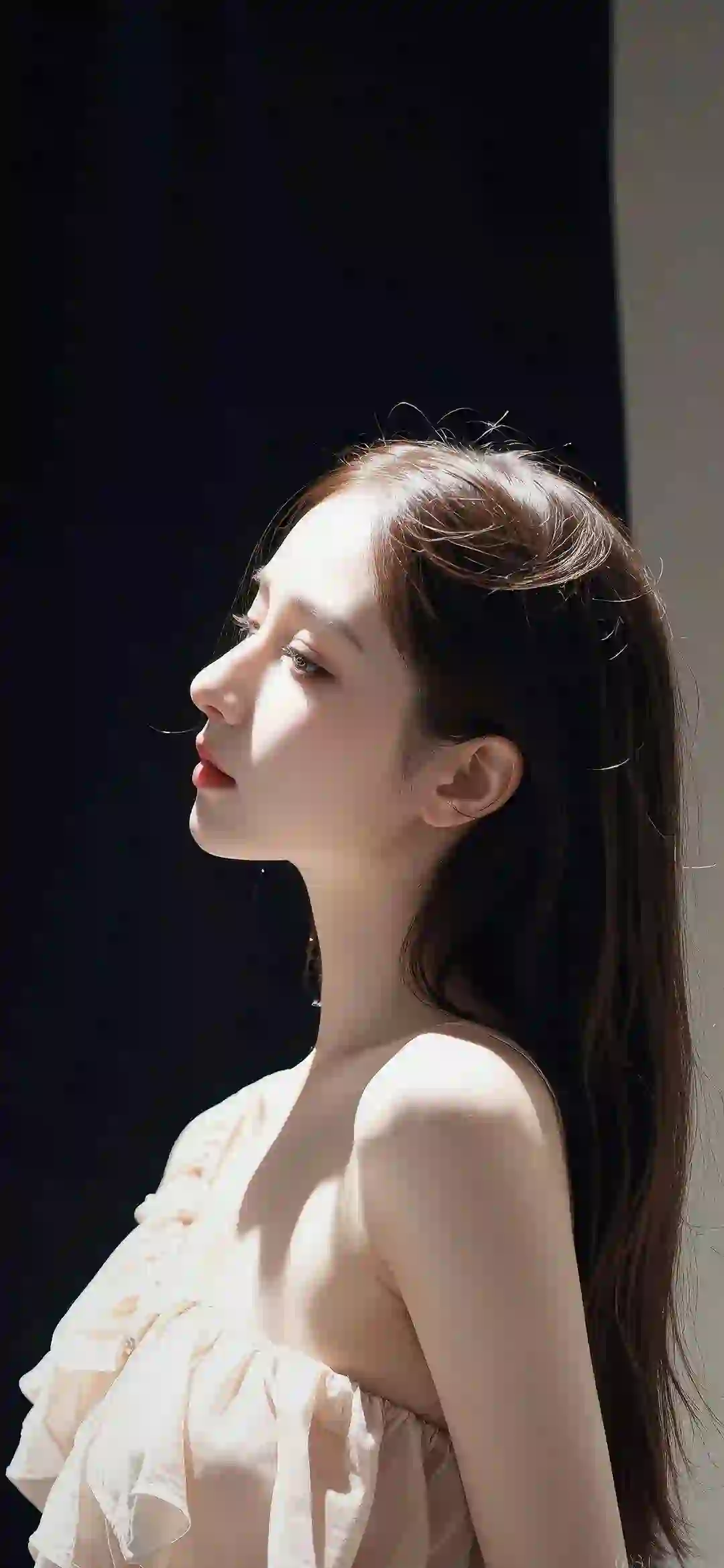 光影 漏肩穿搭 长发美女 白色裙子