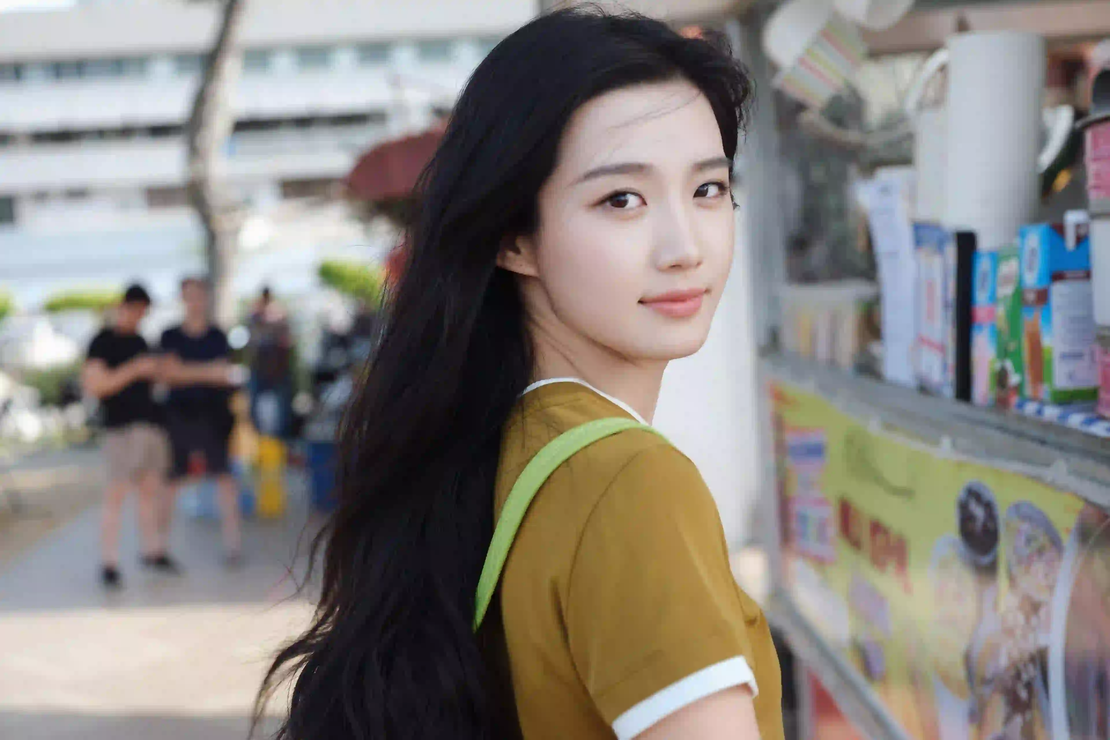 长发侧脸美女卢昱晓