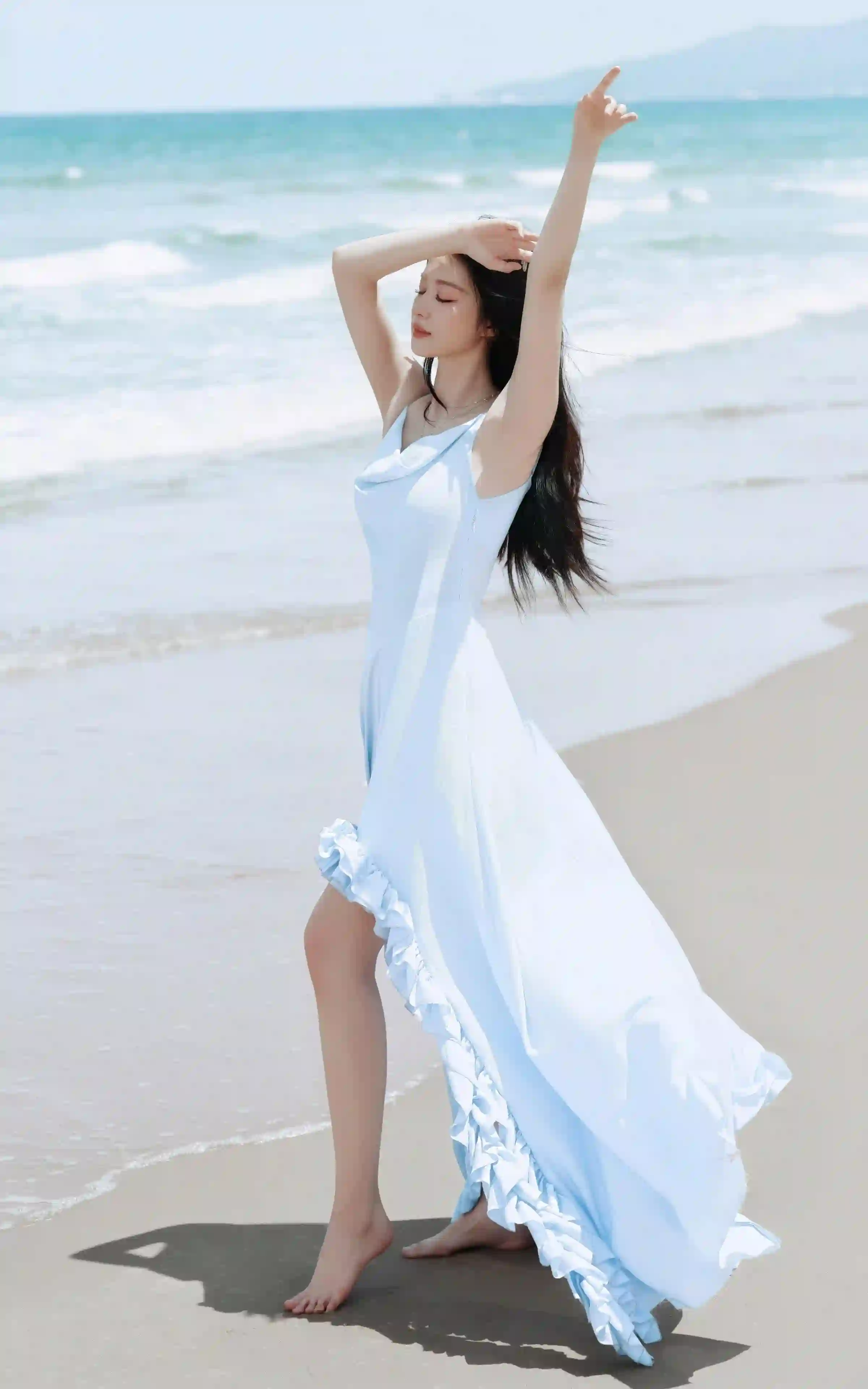 海边 优闲 穿着白色长裙的女孩 王楚然