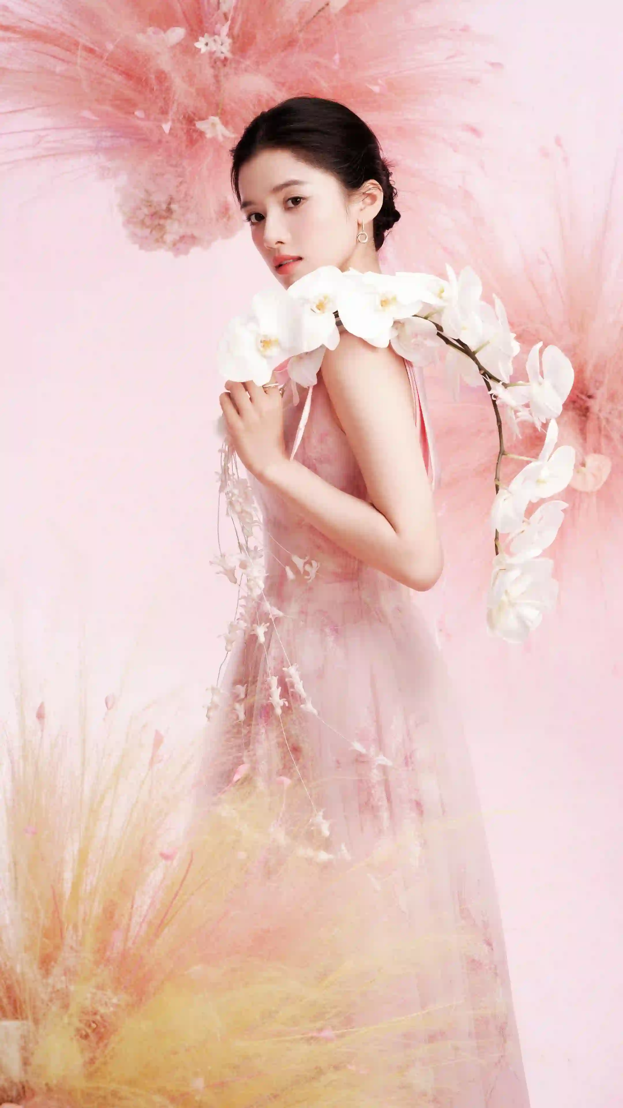 张婧仪 粉色裙子 花 写真 明星 粉色场景