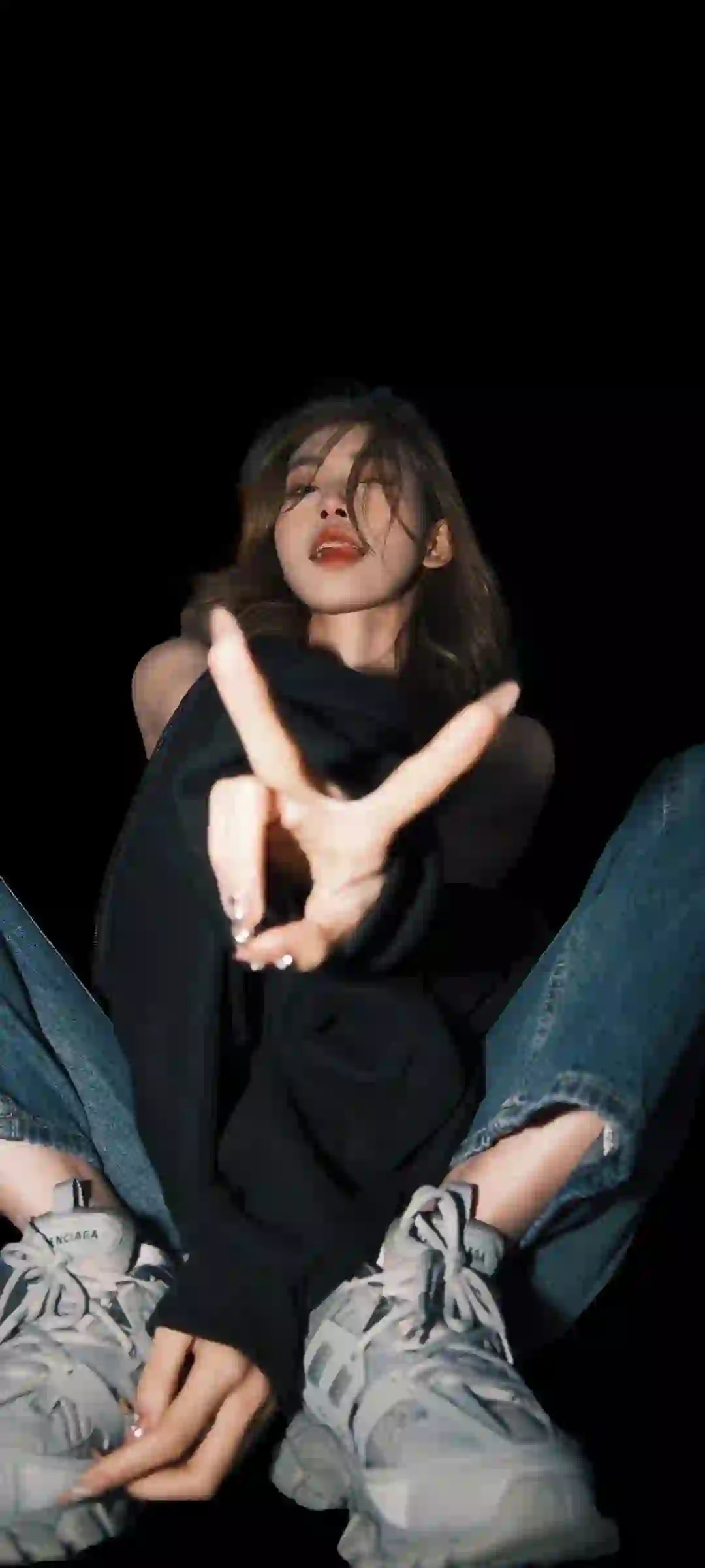 比耶的可爱女孩 户外场景