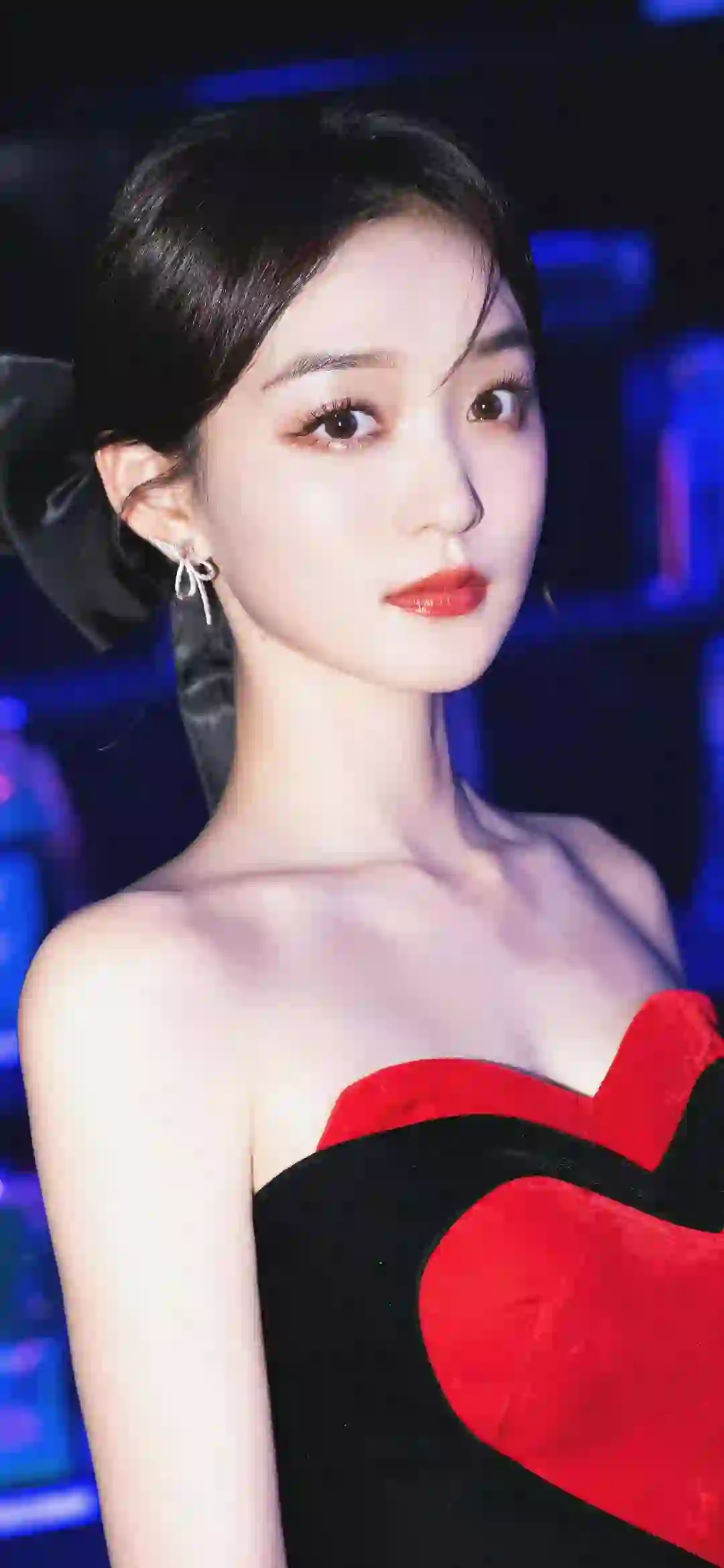 美女明星 何泓姗  黑色抹胸长裙