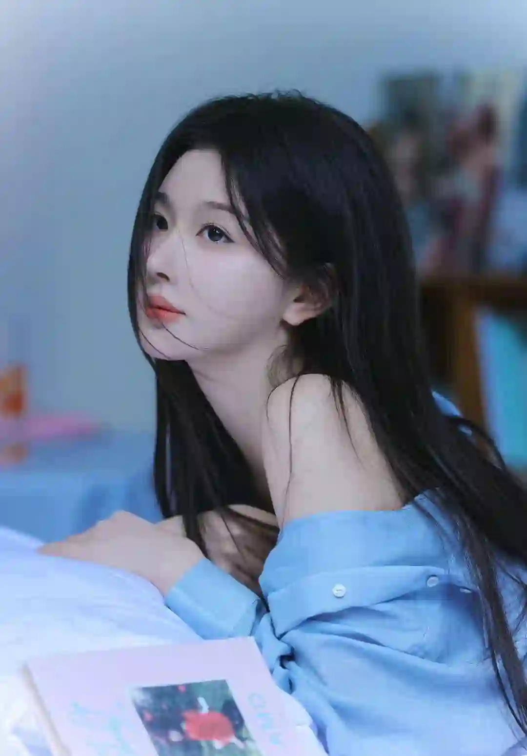 孔雪儿 长发美女 蓝色衣服 白色吊带装 美女 居家 性感美女