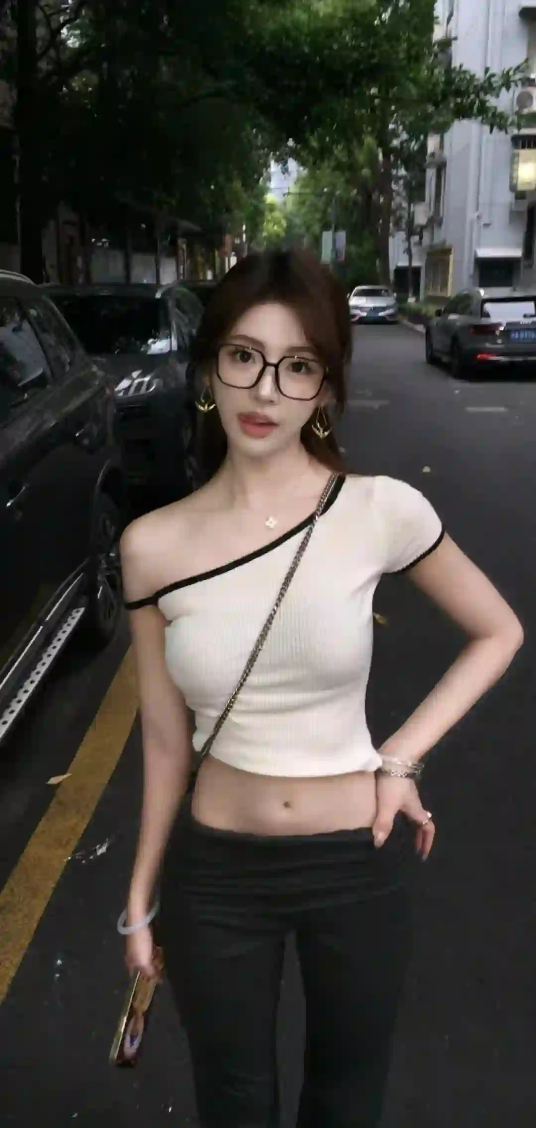 黑色眼镜 长发性感美女 露肩穿搭 性感