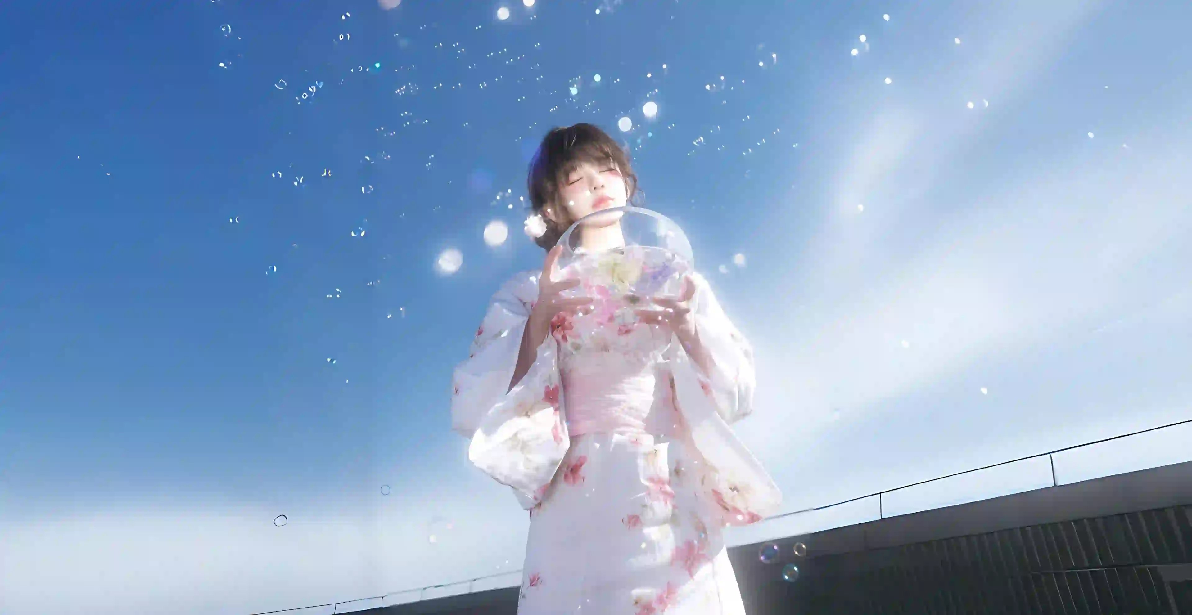 抱着鱼缸的和服美少女