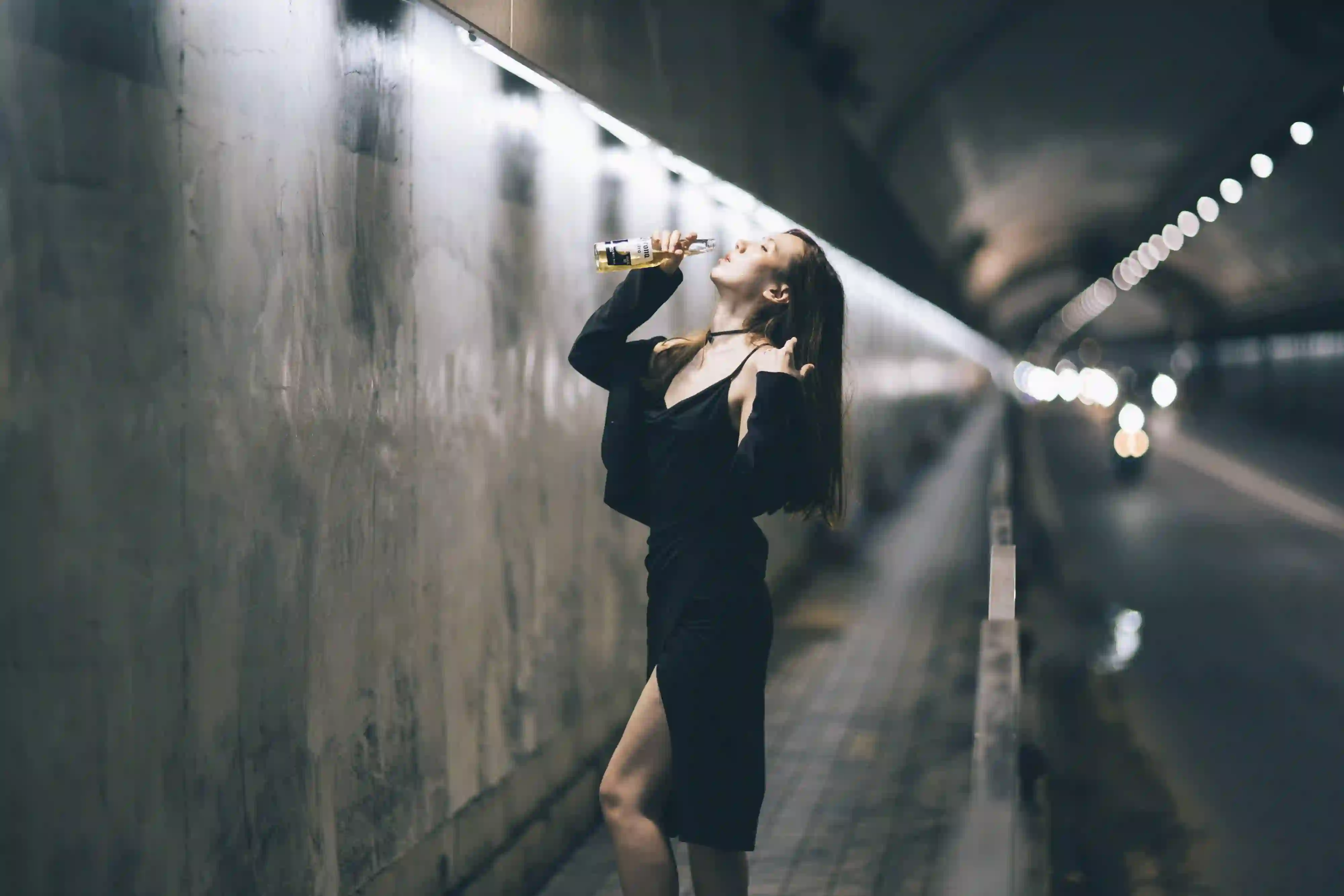 黑色连衣裙 隧道 电影感 冷艳美女 饮酒 夜景 人像摄影