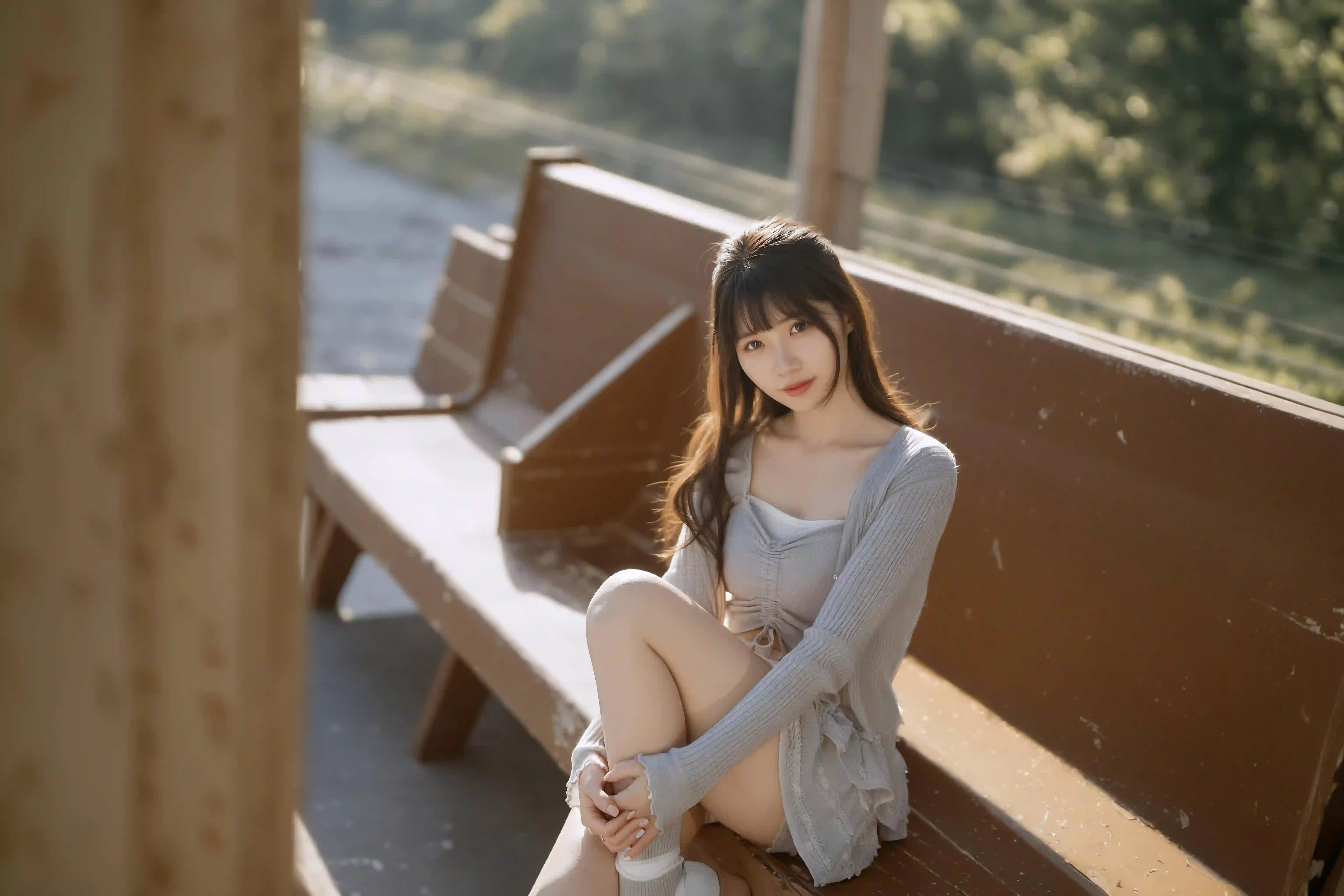 长发美女 白色短裙 火车轨道 灰色毛线衣服