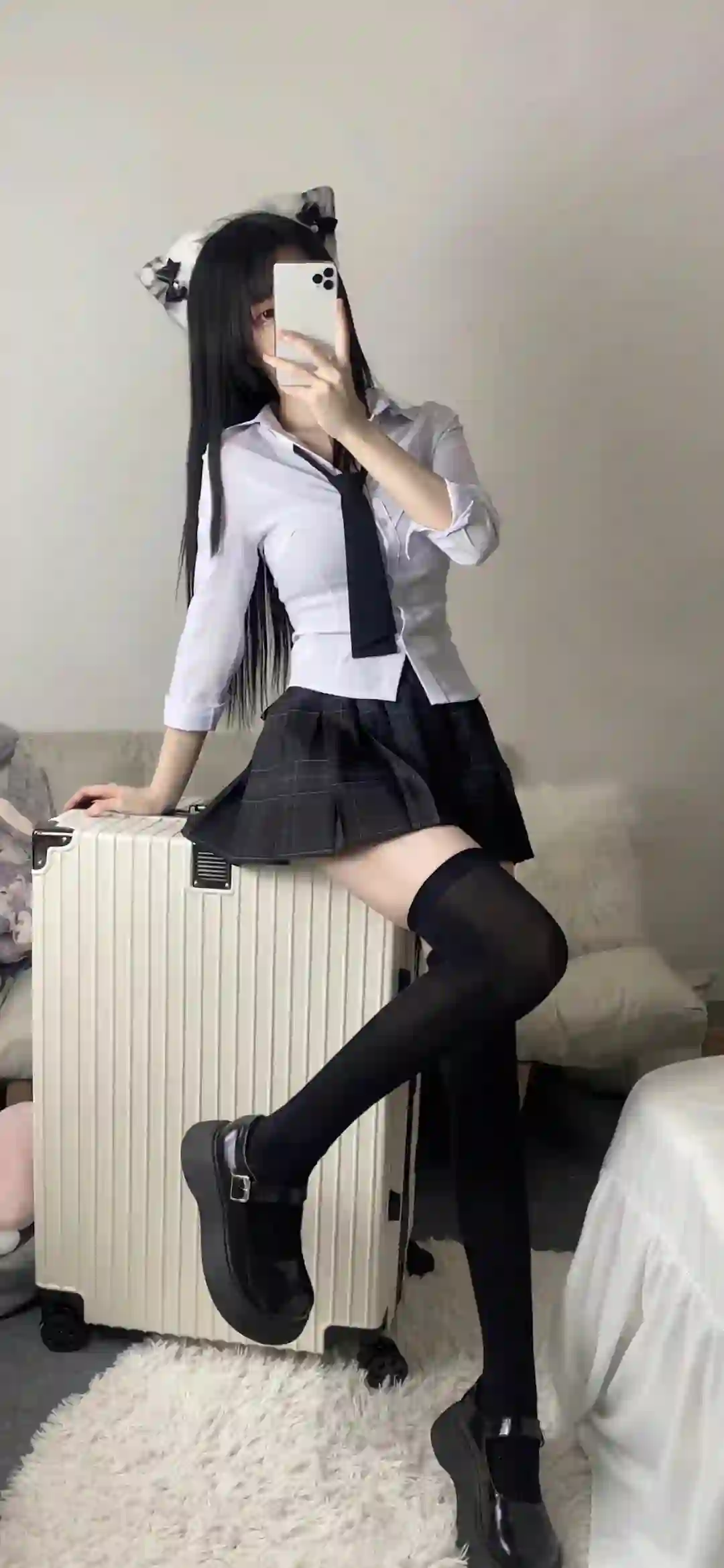 JK制服 猫耳少女 黑色过膝袜 行李箱自拍 校服穿搭