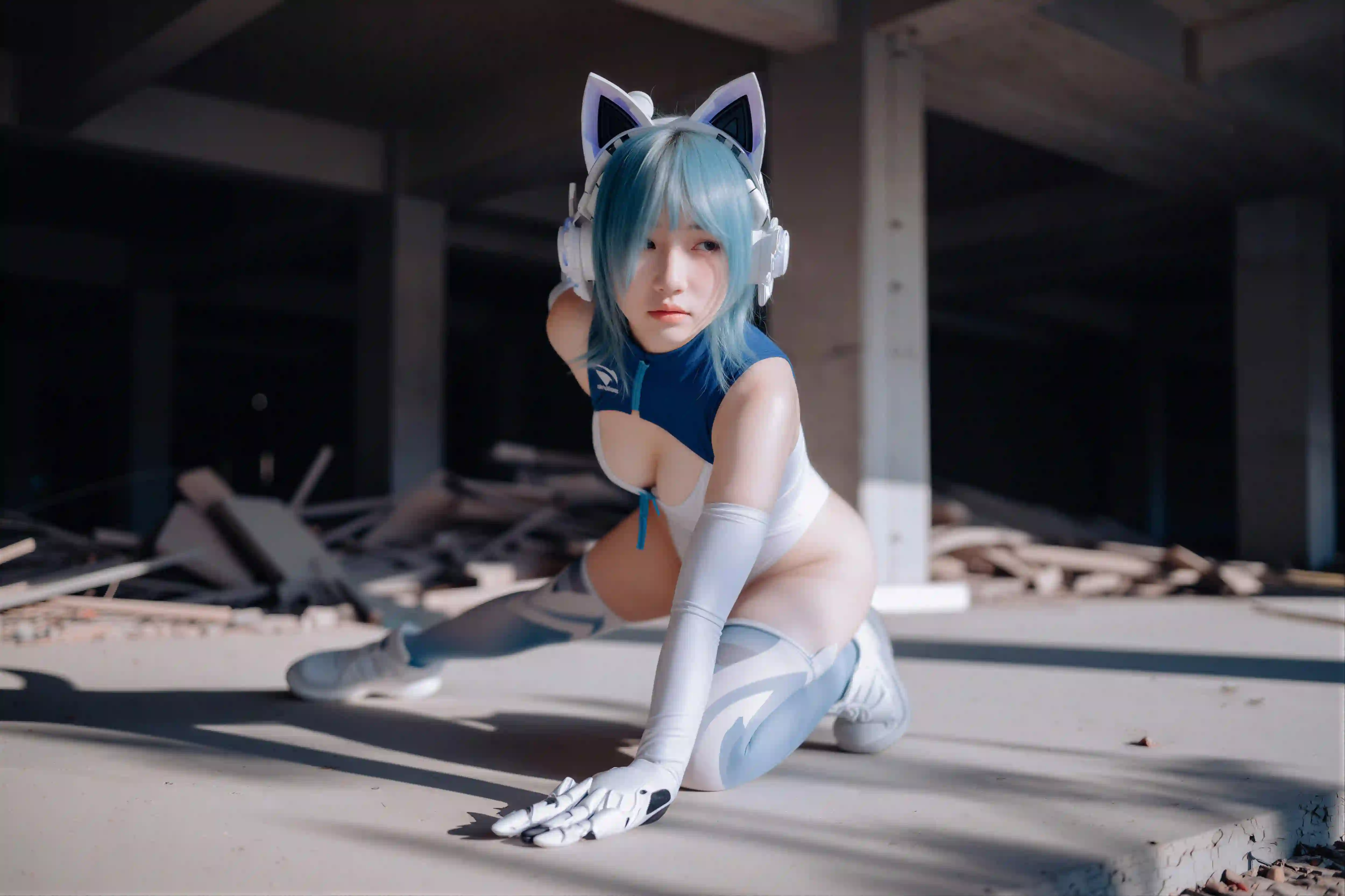 性感美女 绿色头发 废旧楼房 战斗姿势