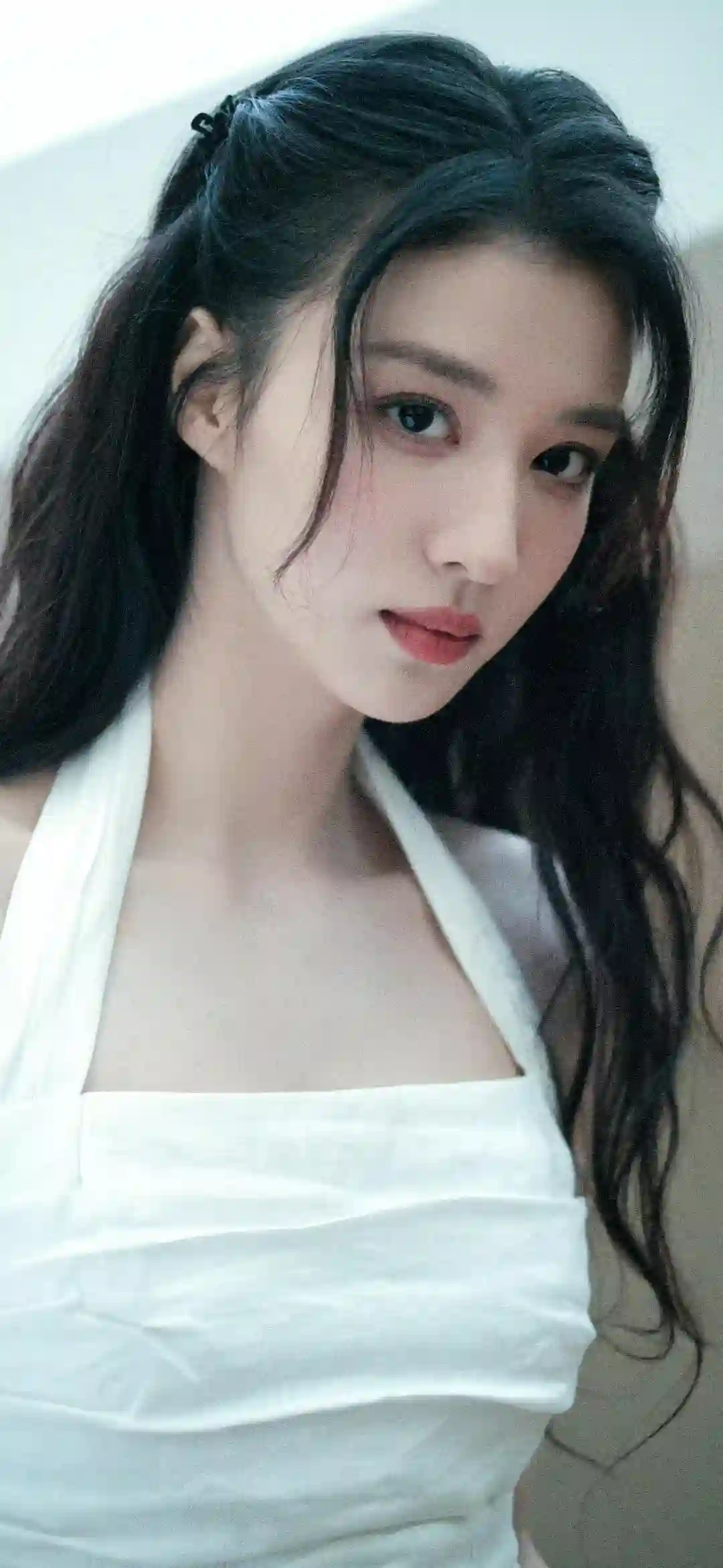 长发 穿着白色长裙的美女 明星 王楚然