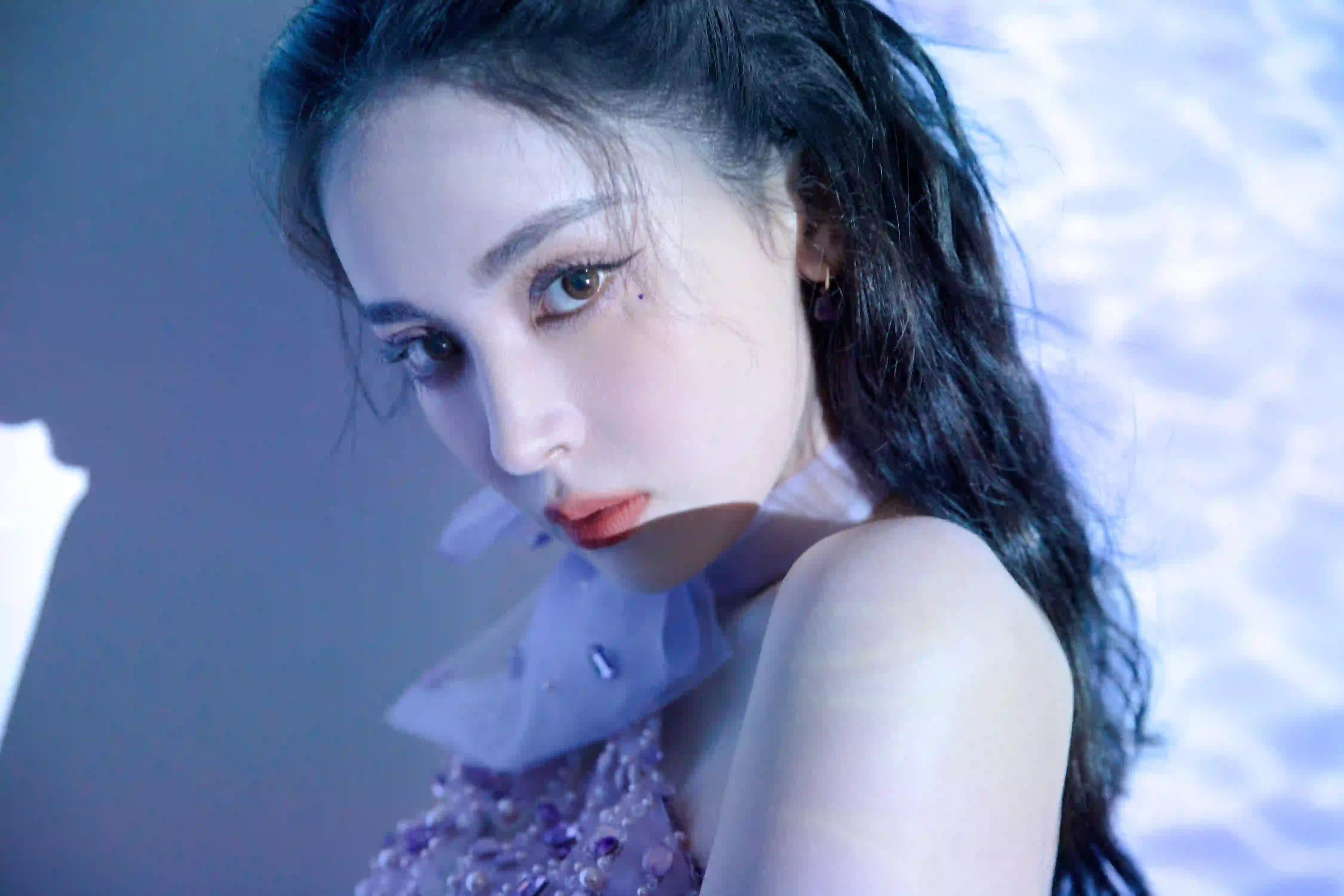 性感美女 水波纹背景 紫色