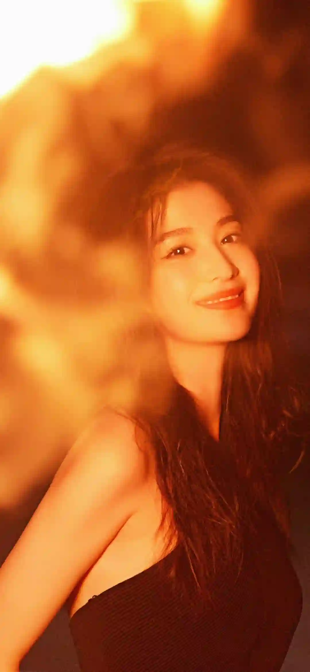黄色 落日辉煌 光影 长发美女 微笑 甜美 