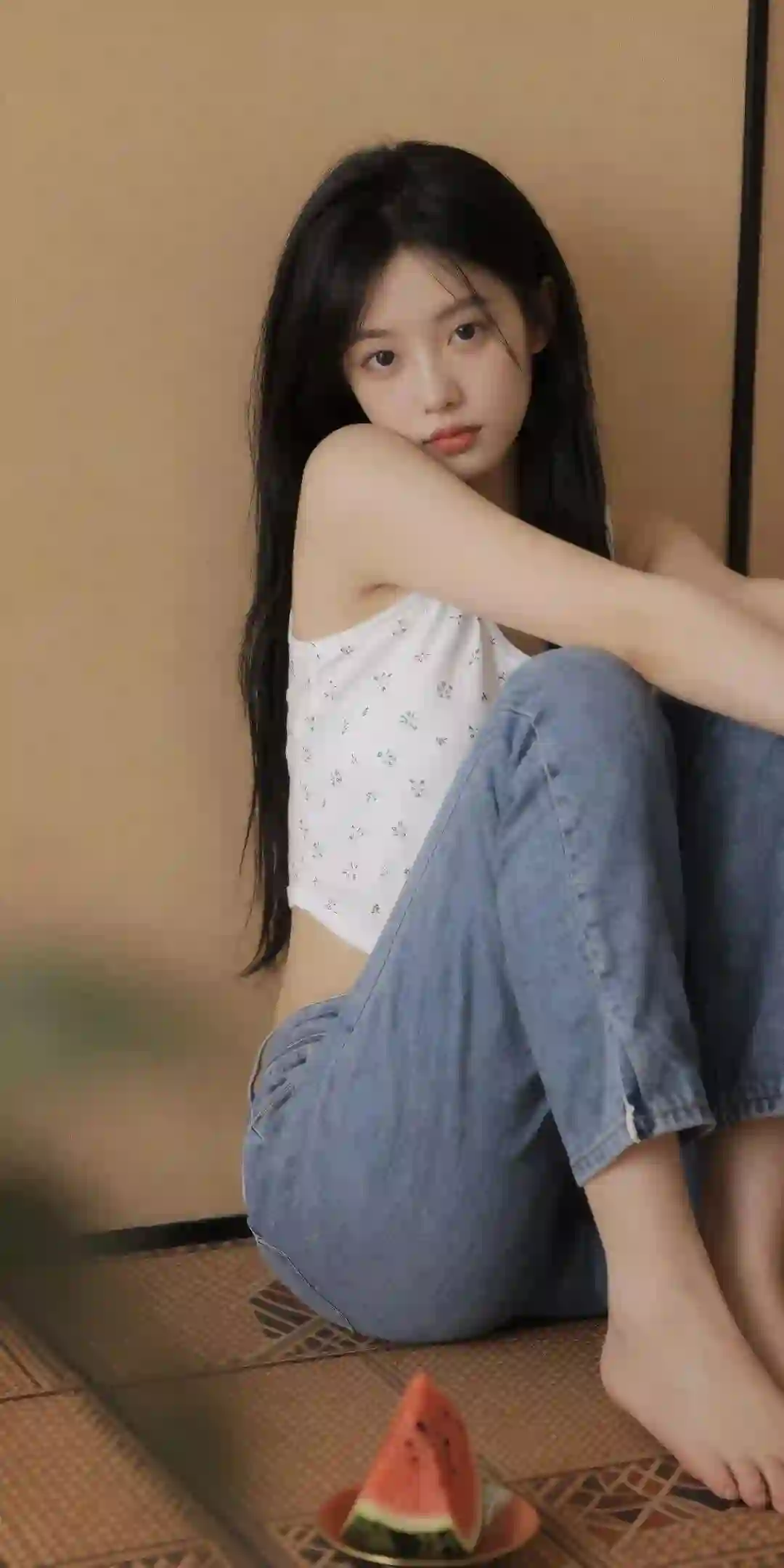 夏日 西瓜 少女 坐姿 白色吊带 蓝色牛仔裤 室内写真