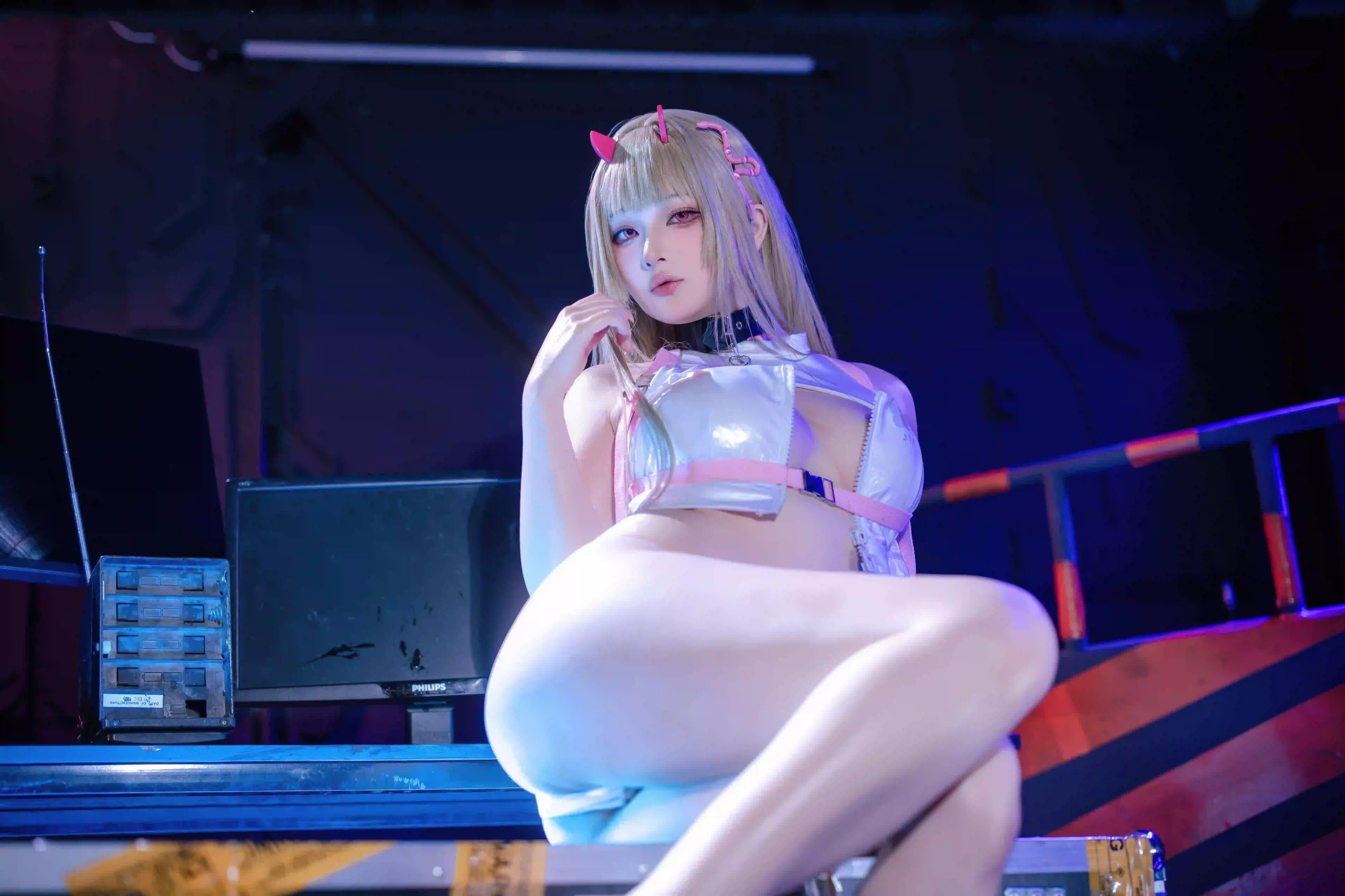 大长腿 长发性感美女 长腿美女 恶魔角 渔网袜 渐变衣服
