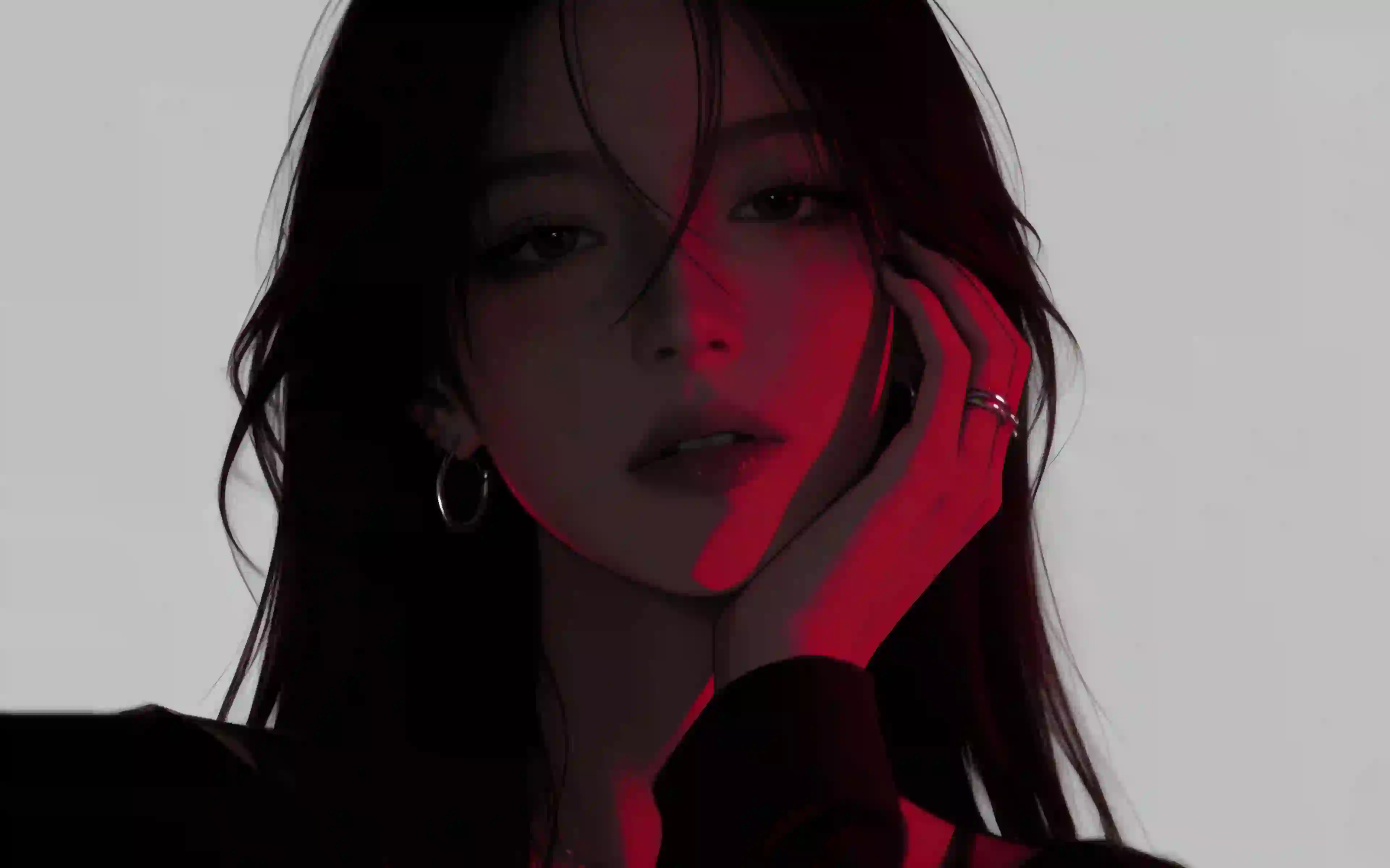 美女一手托腮 红色光影