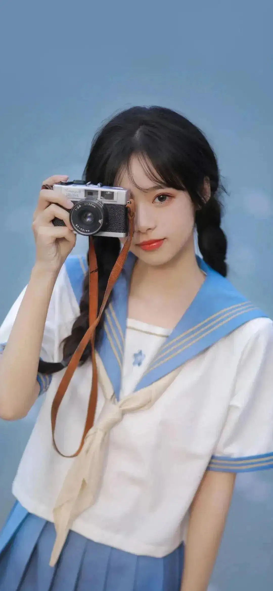 手拿单反的jk可爱美女