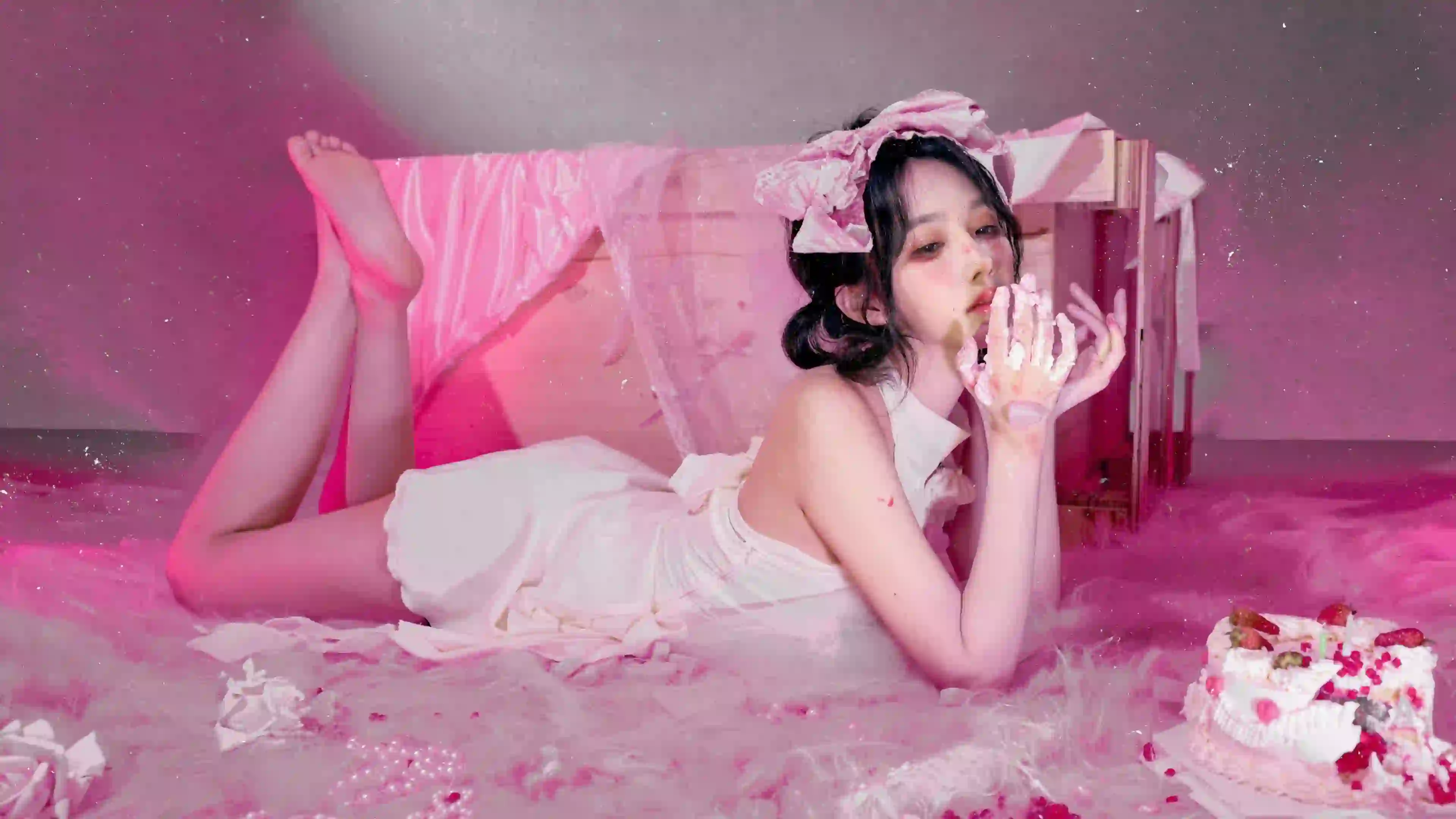 长腿美女 白色裙子 粉色氛围