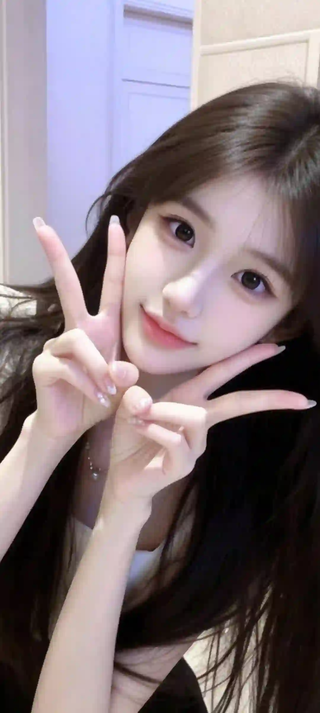 AI美女 清纯长发 甜美微笑 比V手势 人像壁纸