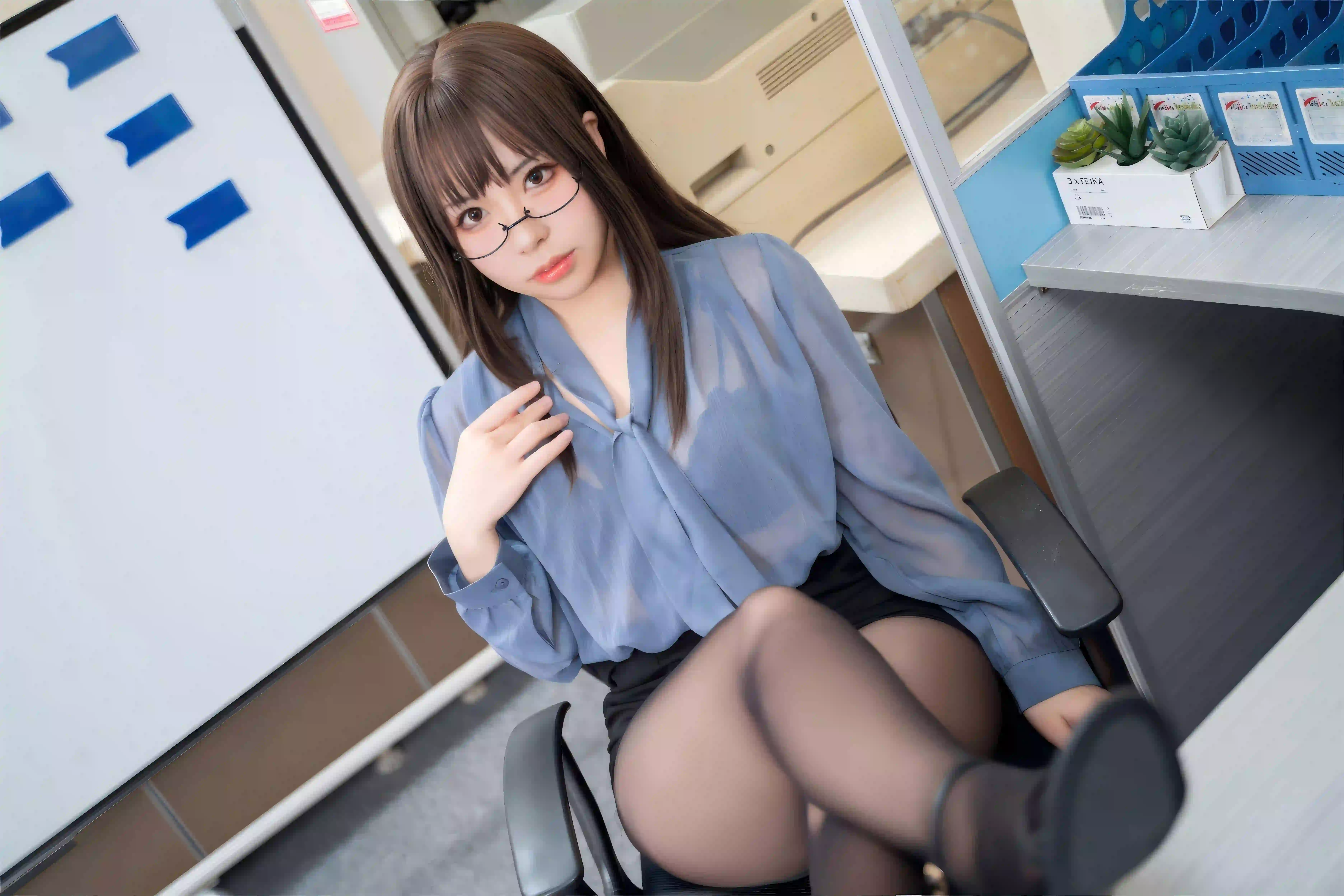 黑丝 长发美女 办公场景 黑色眼镜 黑丝美腿