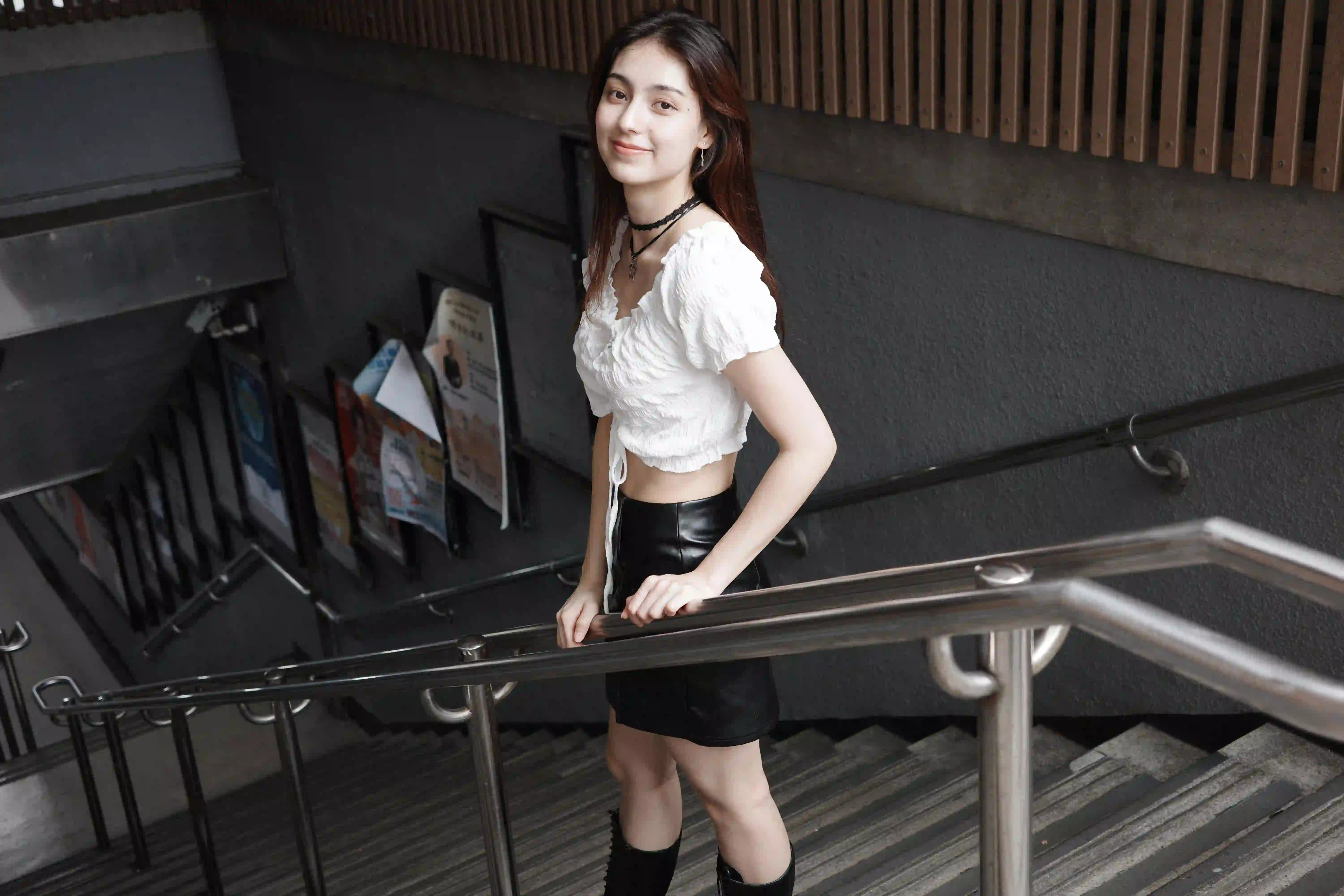 长发美女 户外写真 清纯美女 黑色短裙