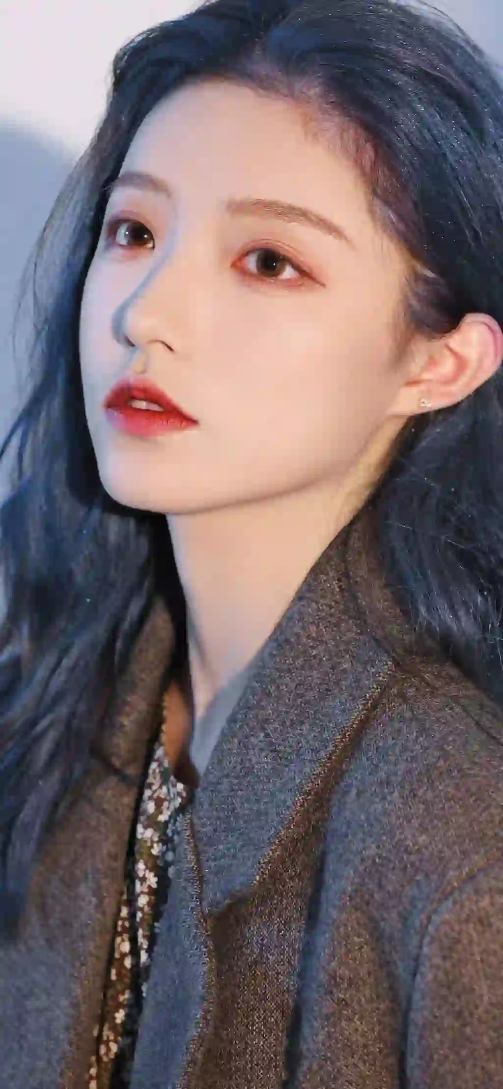 长发美女 蓝色渐变头发 个性穿搭 西装