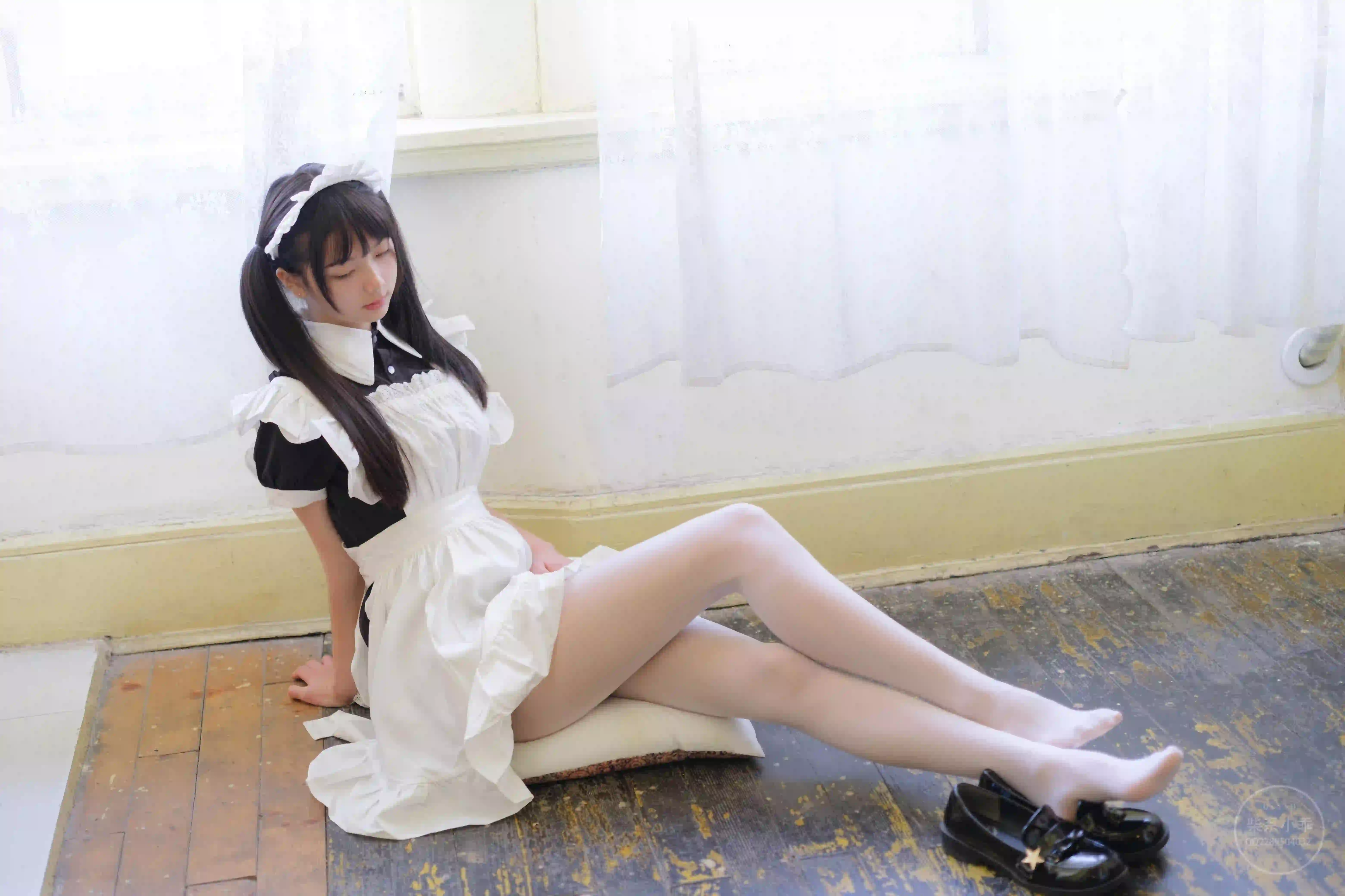 双马尾女孩 长腿丝袜美女 居家写真 白色丝袜