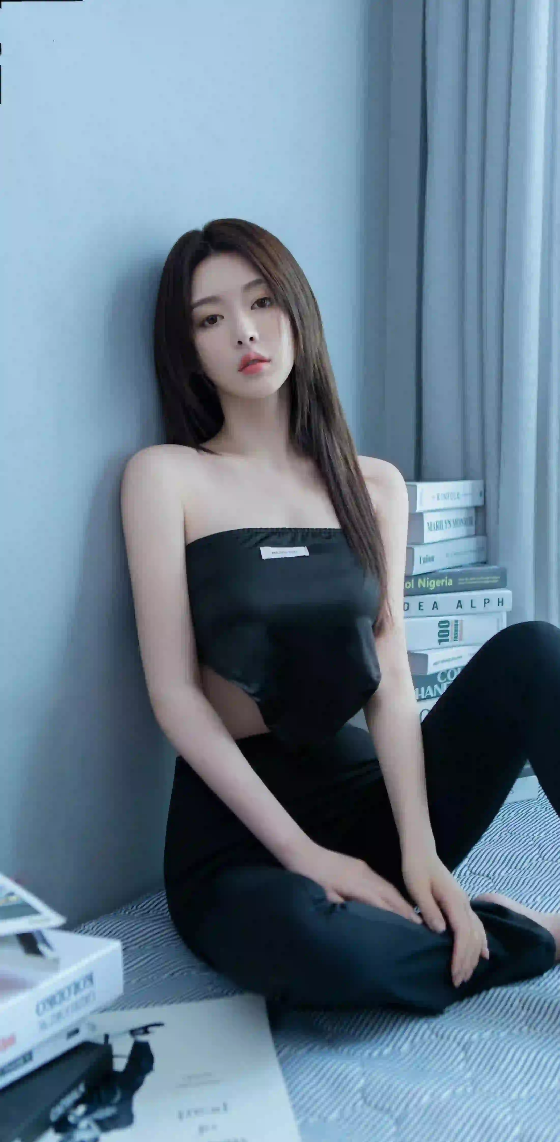 靠在墙角的长发美女 抹胸穿搭 性感美女