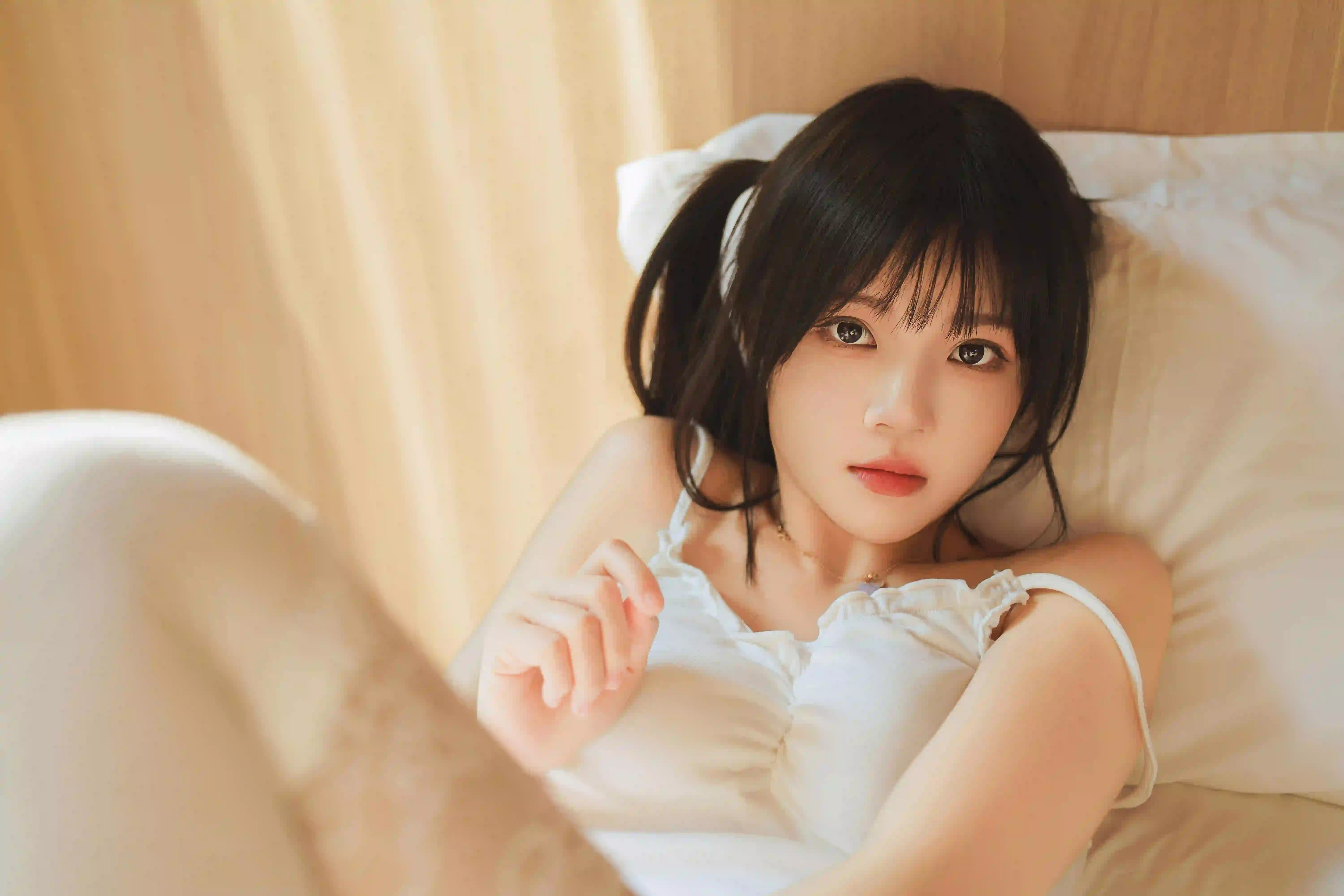 长发美女 居家写真 白色丝袜 白色吊带 