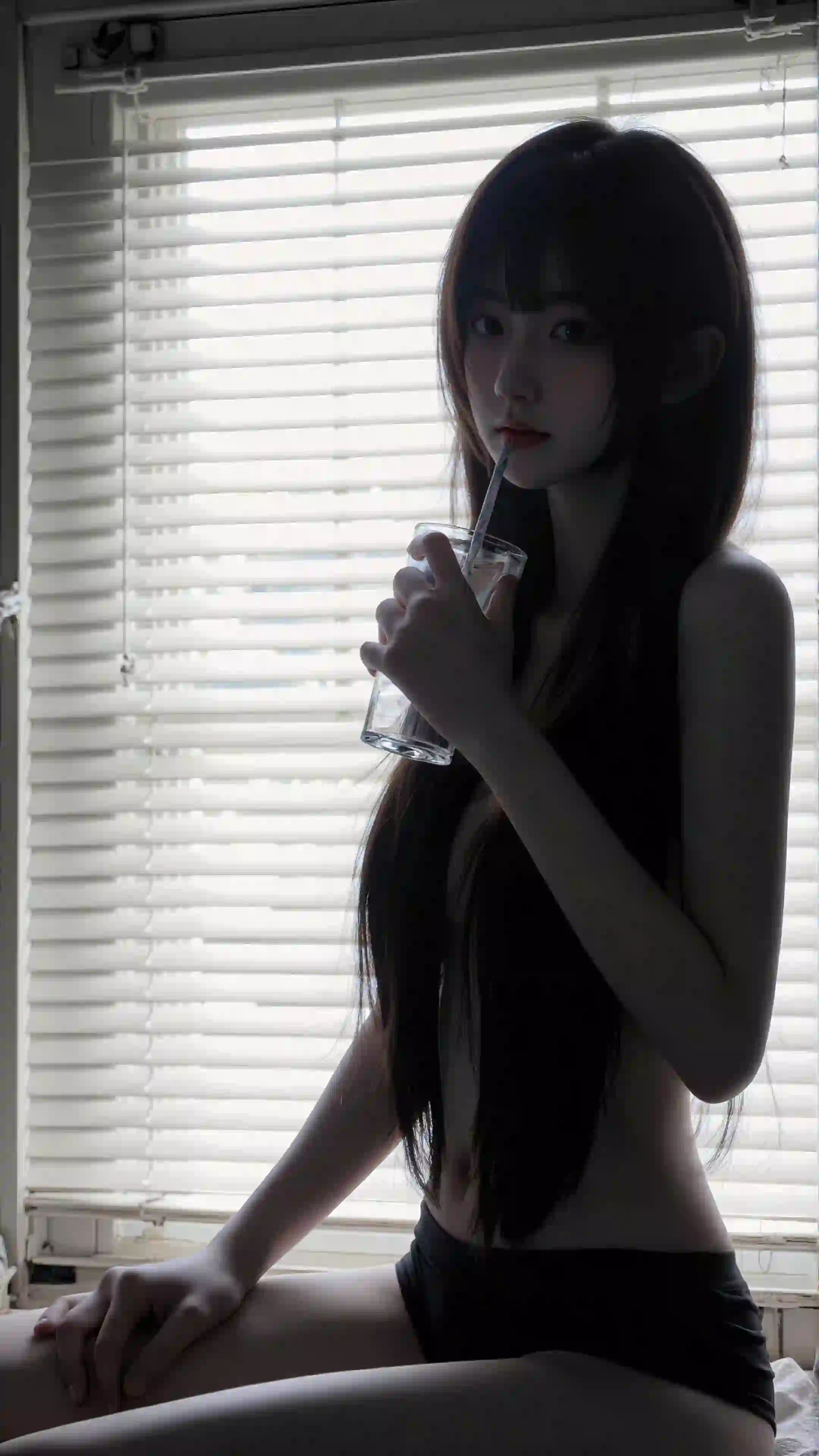 性感可爱 长腿 长发可爱女孩 手拿杯子 光影 居家写真 喝水的女孩