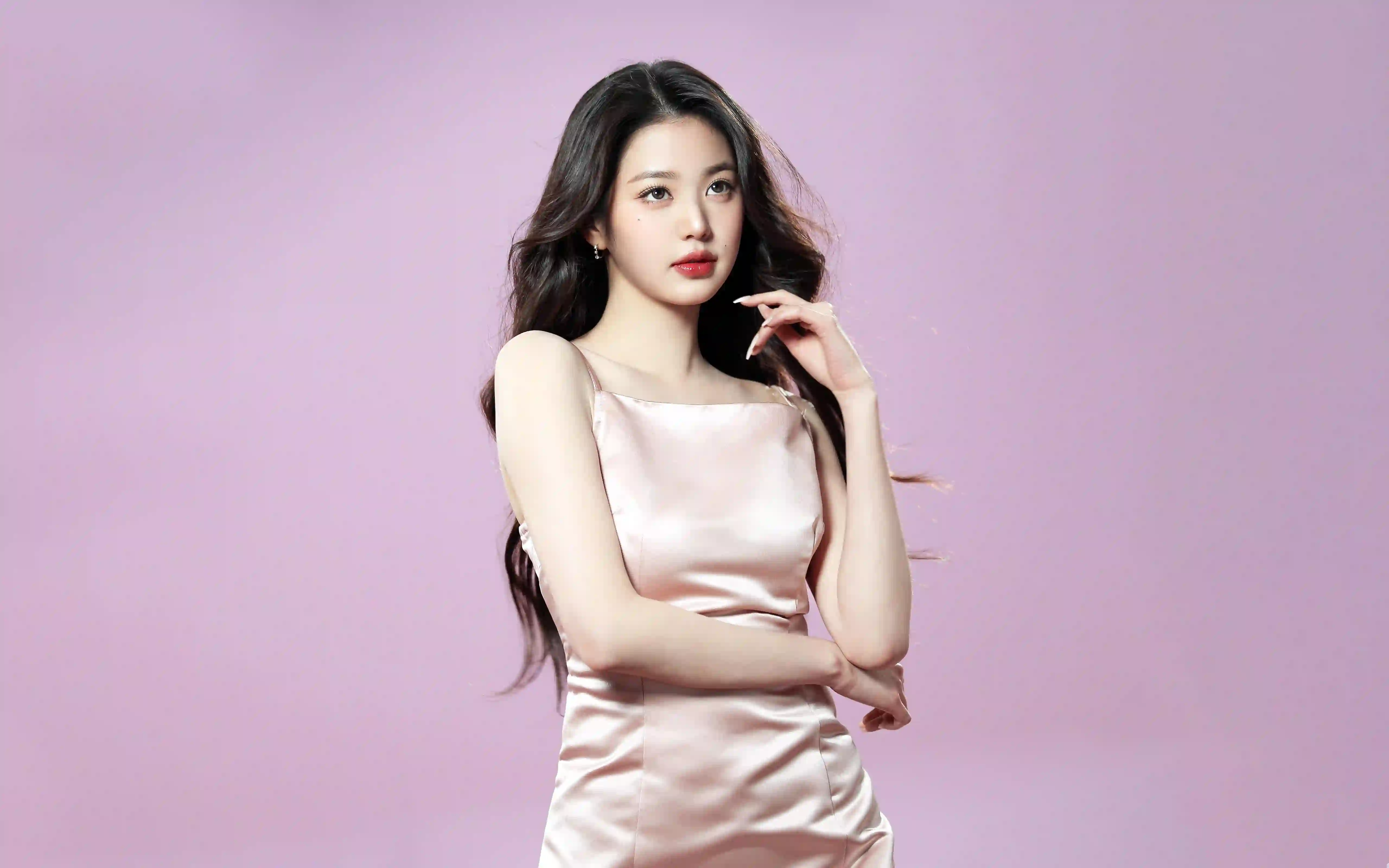 张元英 粉色吊带裙 缎面写真 优雅人像 时尚美女