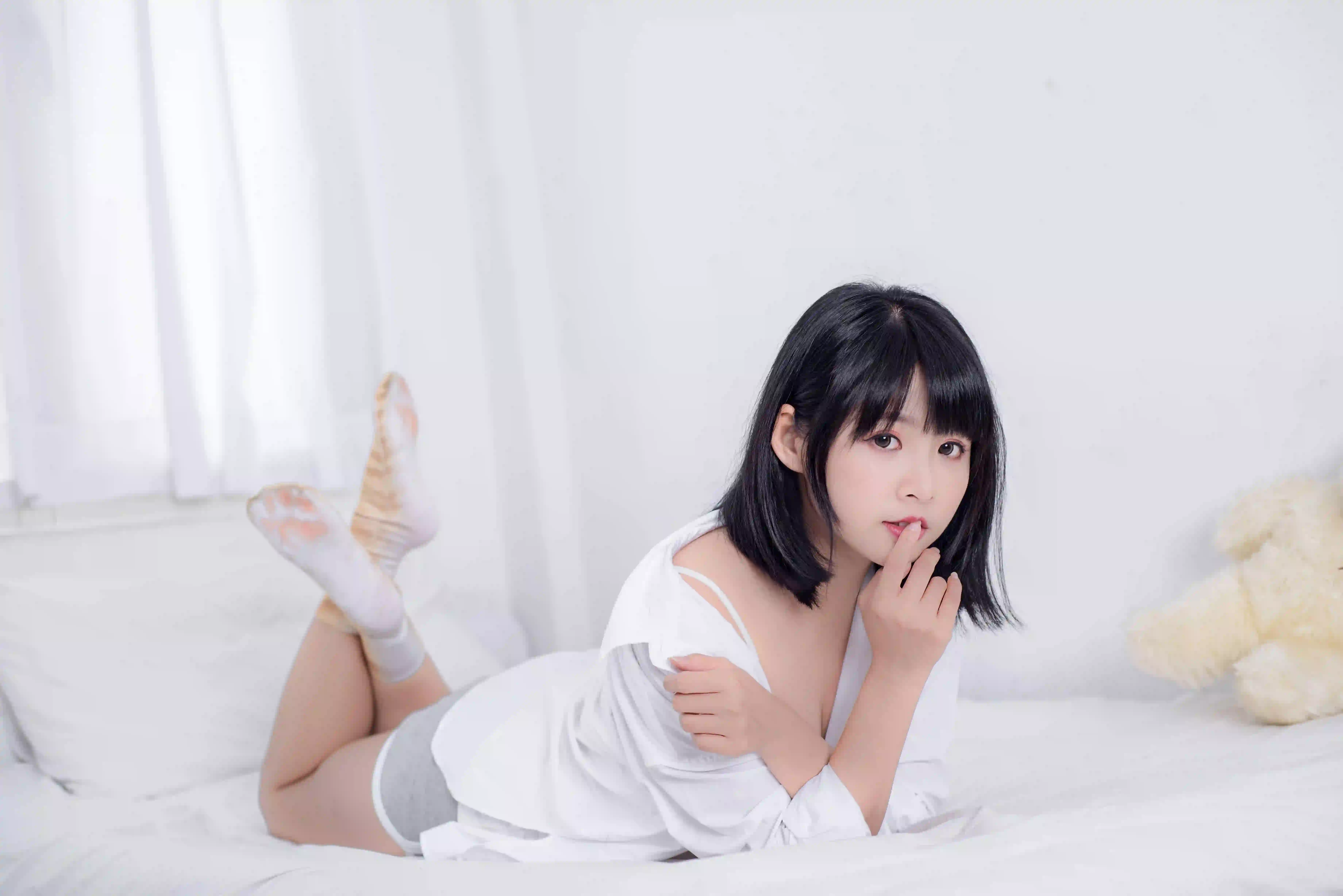 白色衬衫 白色衣服 短发女孩 居家写真 
