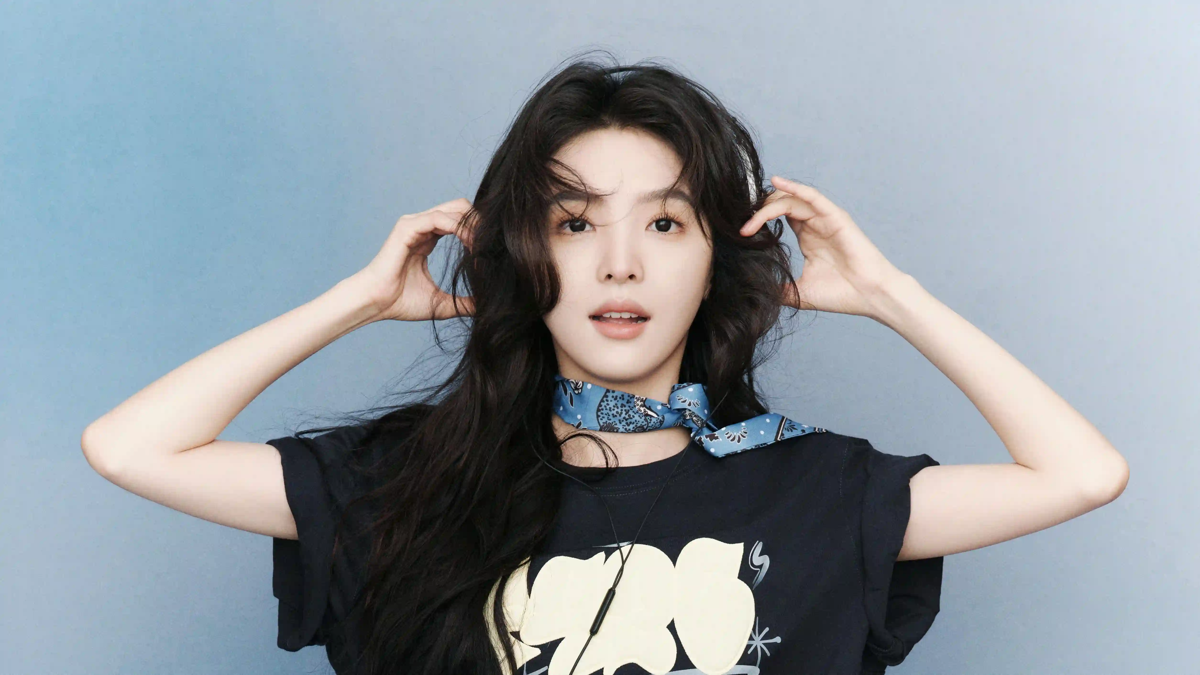 女明星 章若楠 可爱 女神 黑色衣服 长发美女 耳机