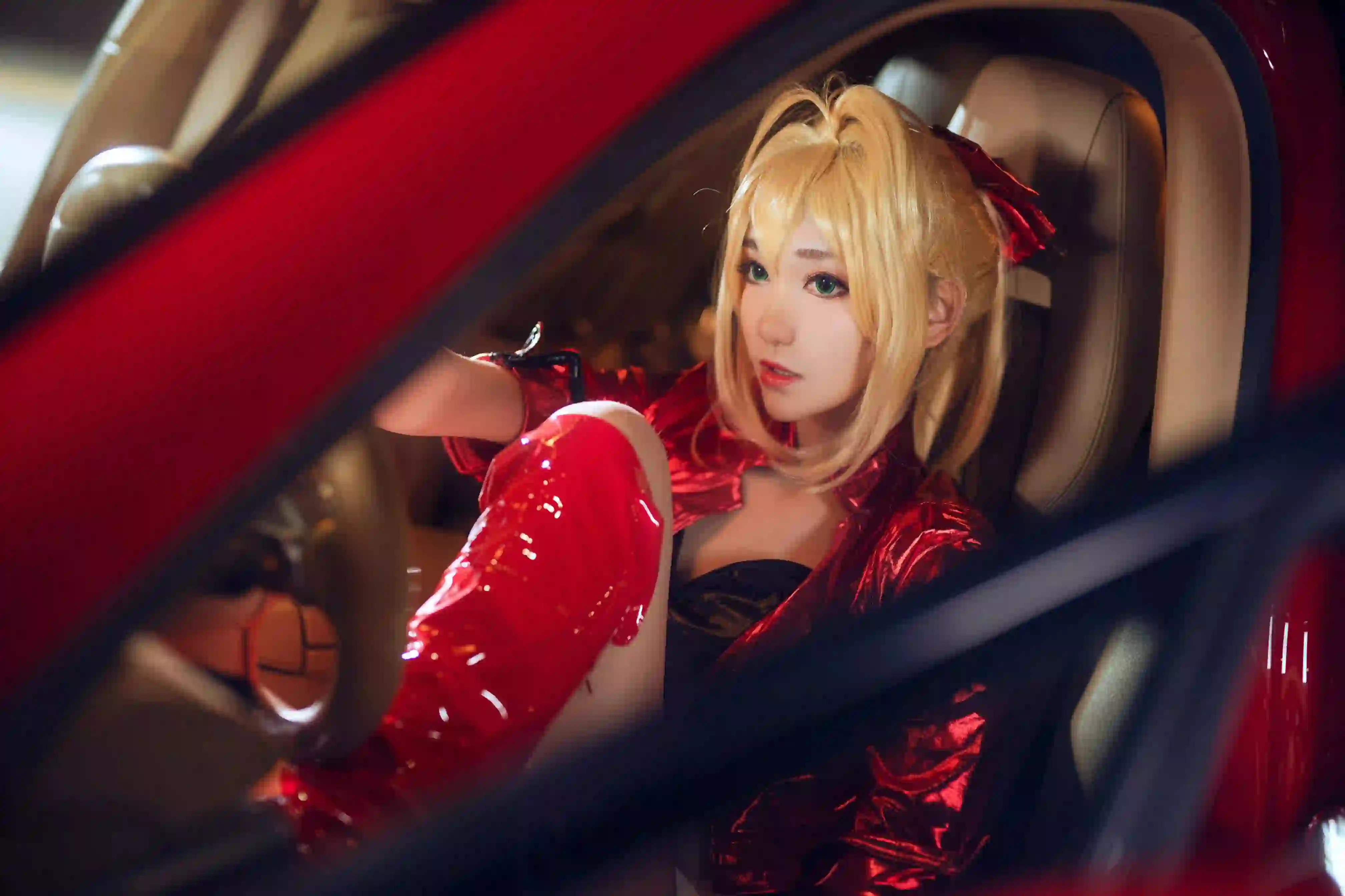 长腿美女 红色长靴 红色车