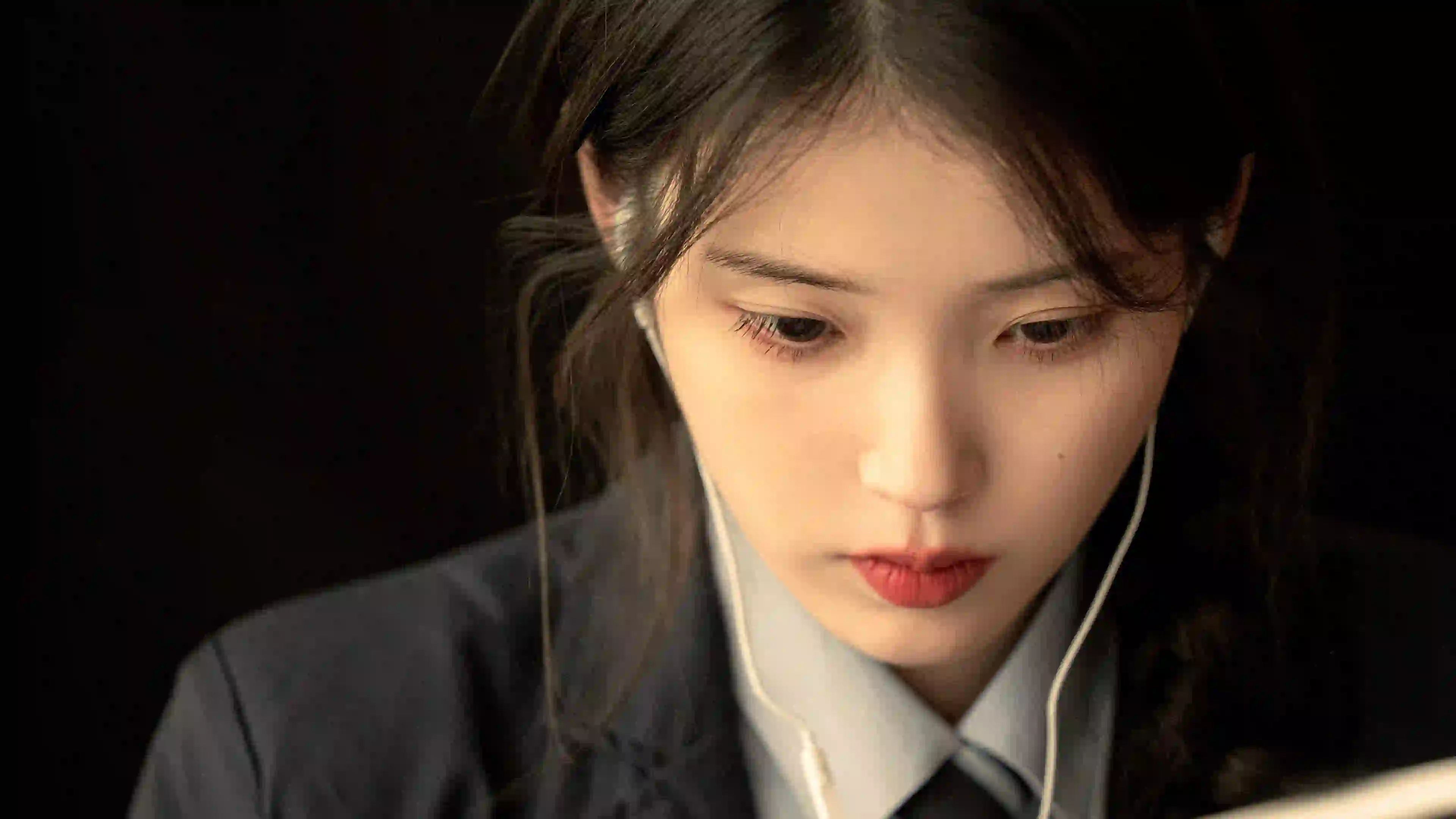 iu 戴着耳机的专注女孩 韩国明星