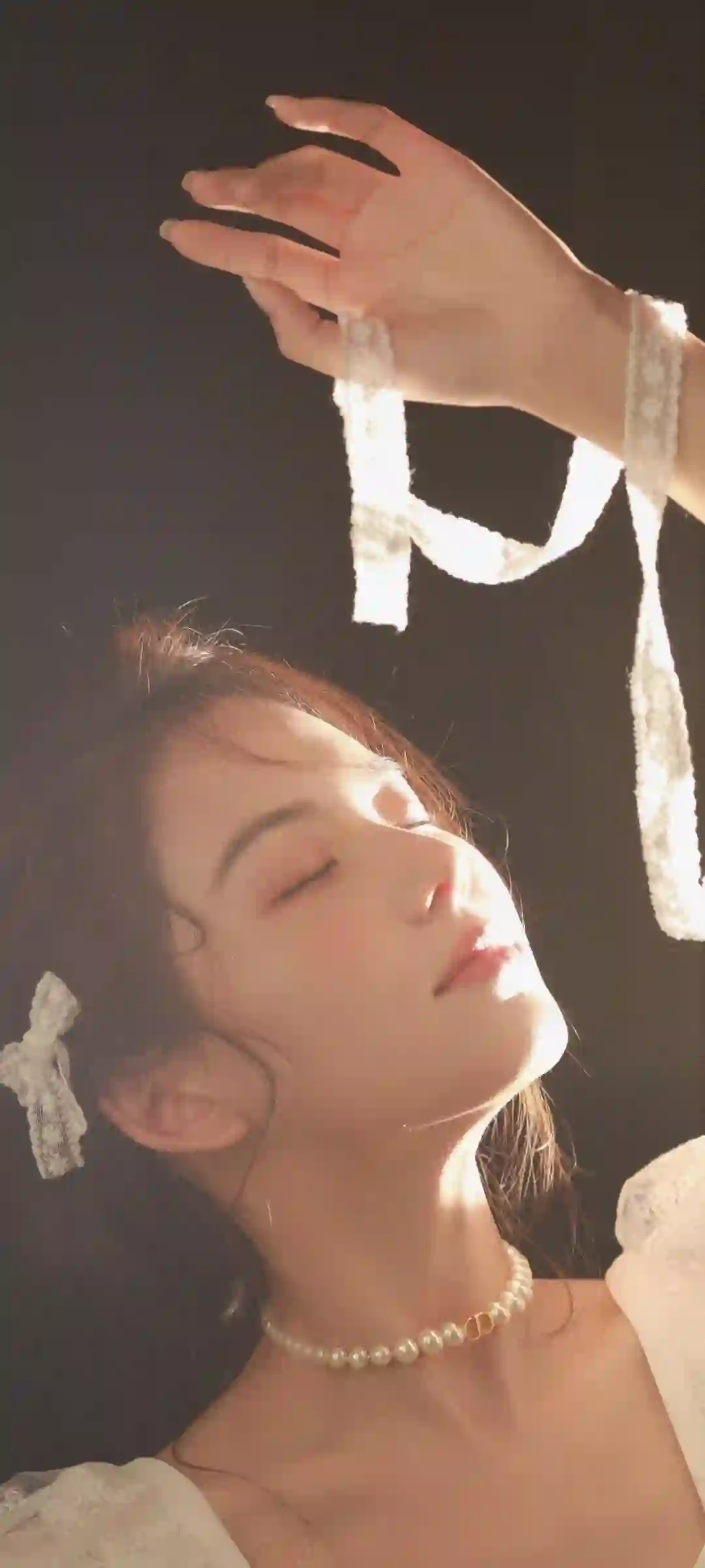 长发美女 迷人 长发 珍珠项链 白色裙子 光影 唯美