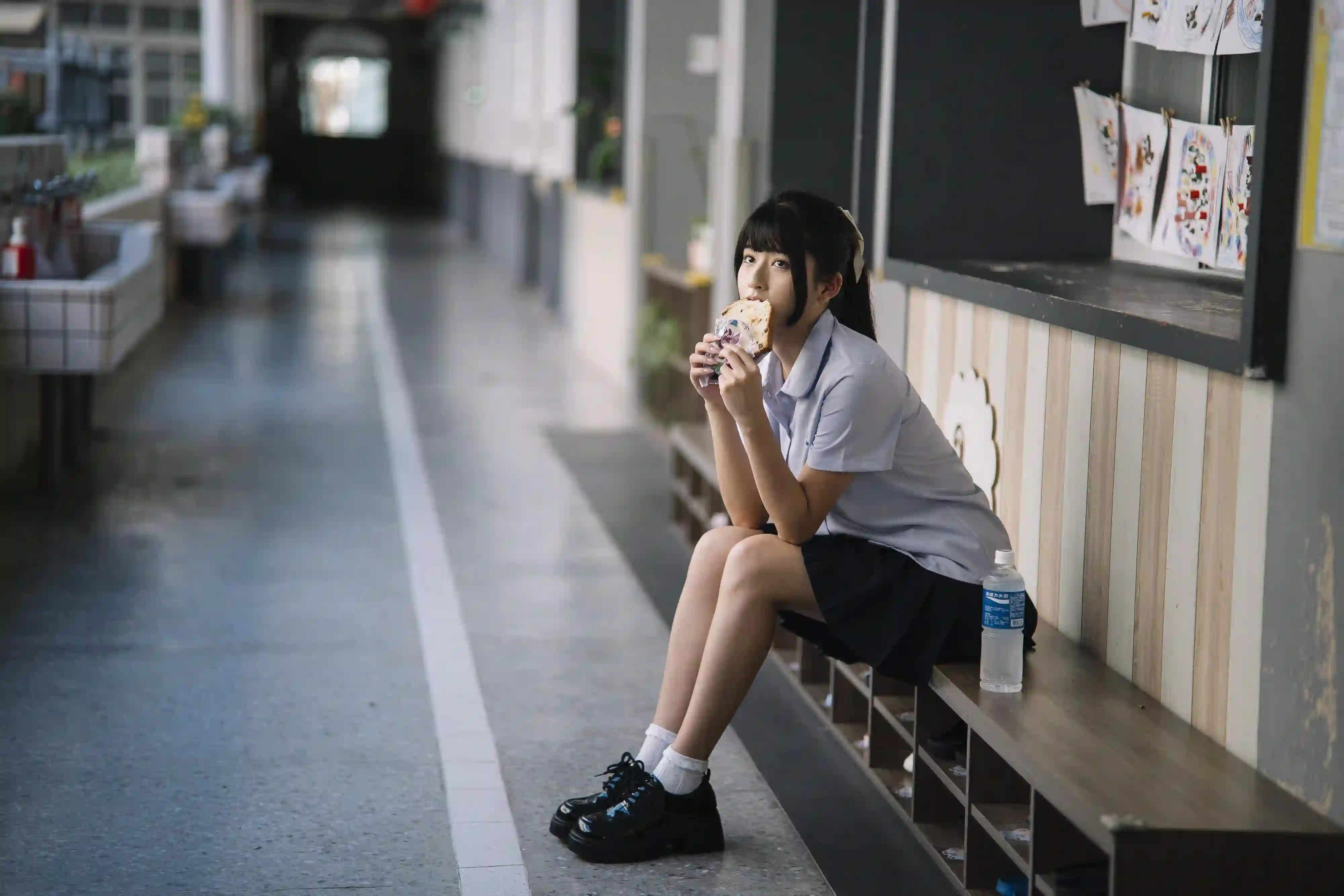 日本 JK制服 校园 走廊 少女 零食 日系写真