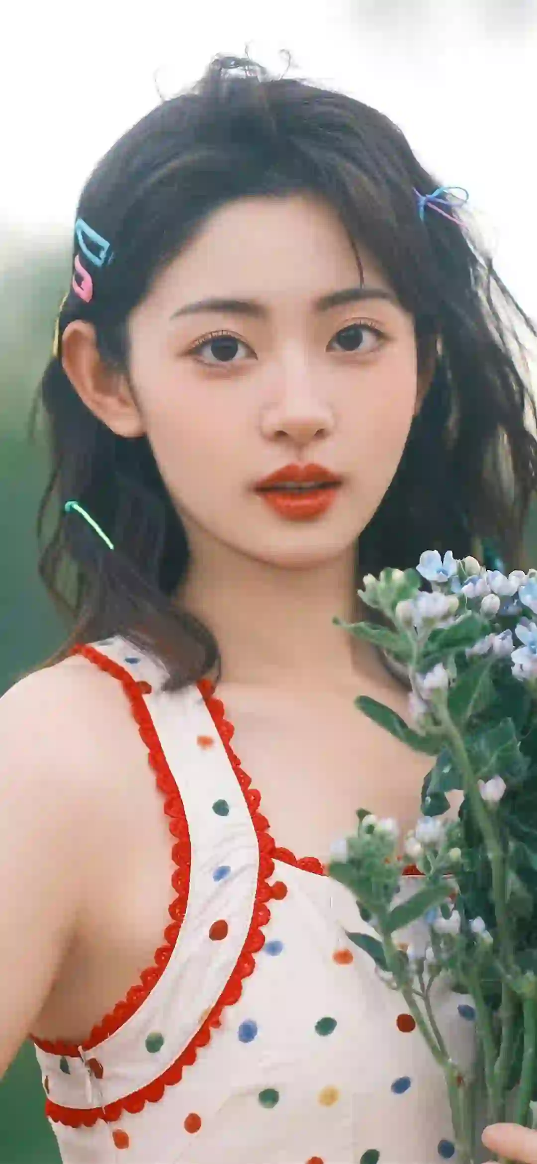 明星 赵晴 长发美女 可爱 手捧白色花朵