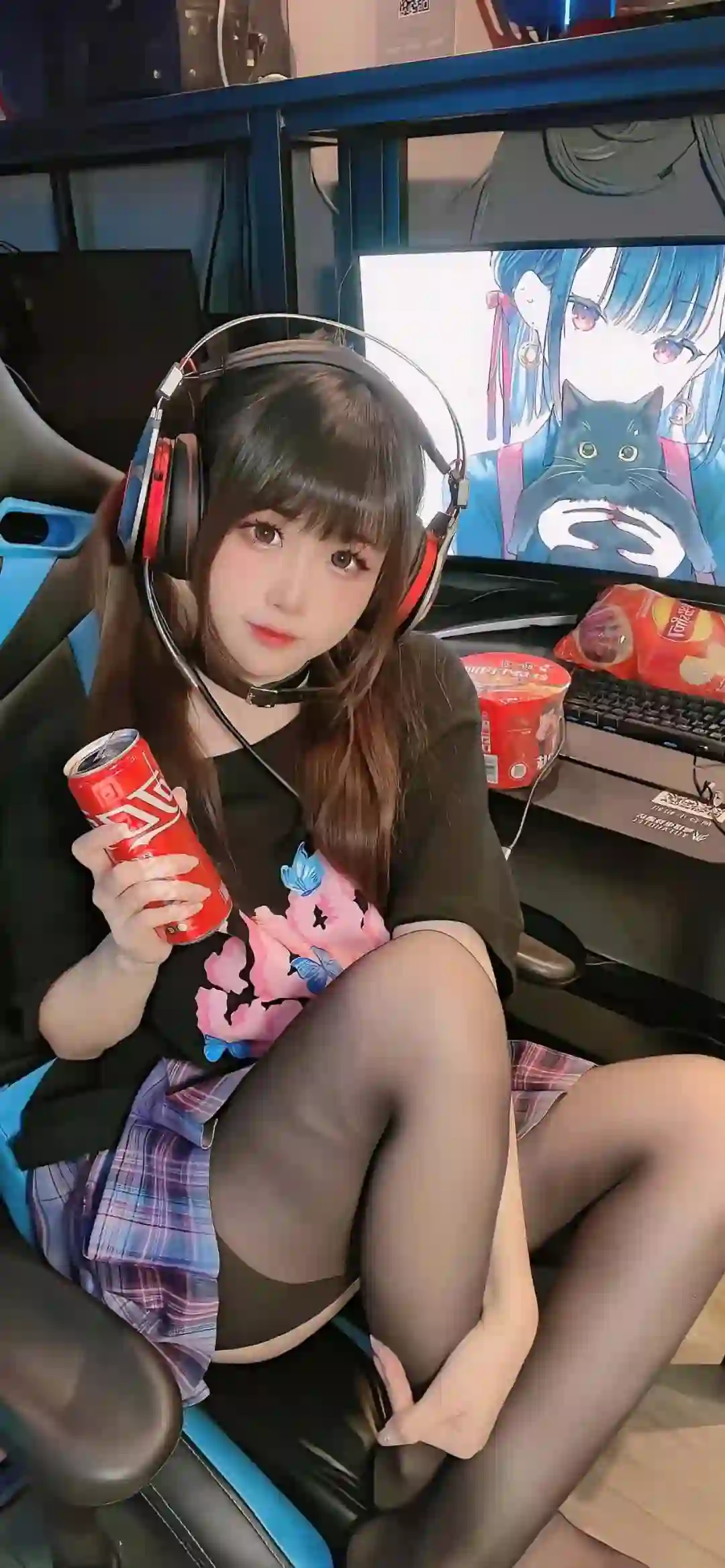 手拿可口可乐的长发黑丝美女 可爱 网吧