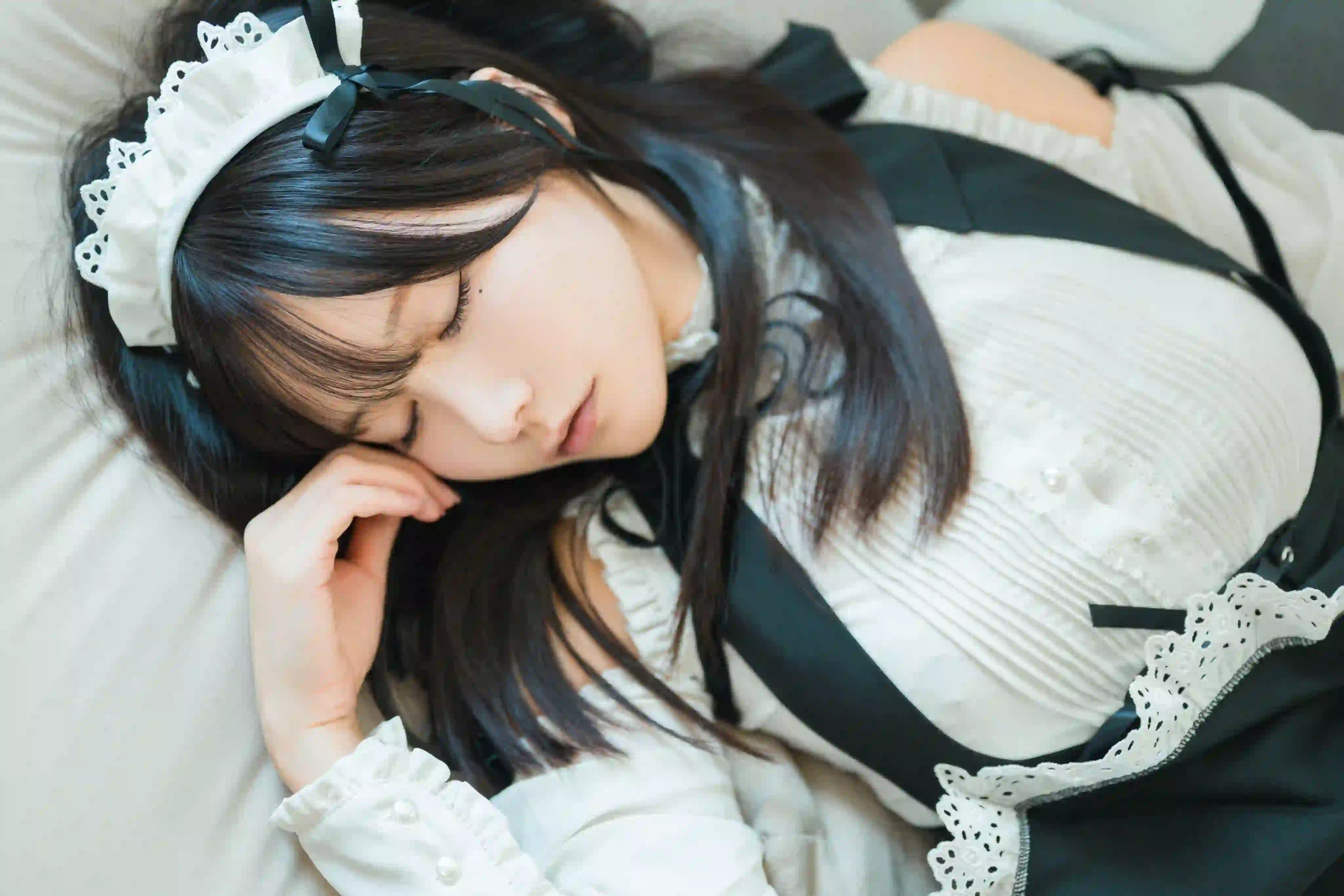 长发美女 女仆穿搭 熟睡的女孩