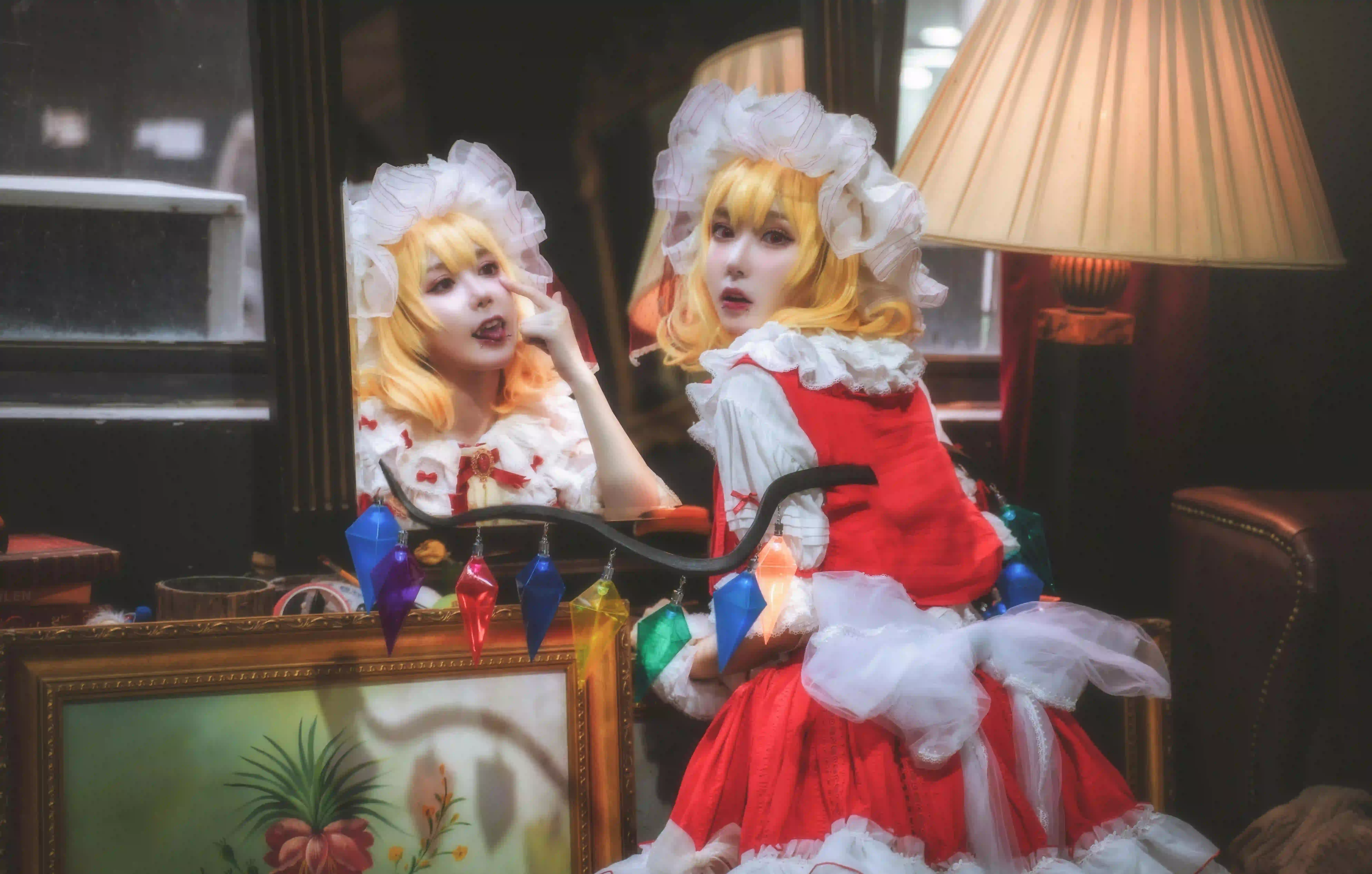 长发美女 黄色头发 红色裙子 美女Coser 镜面