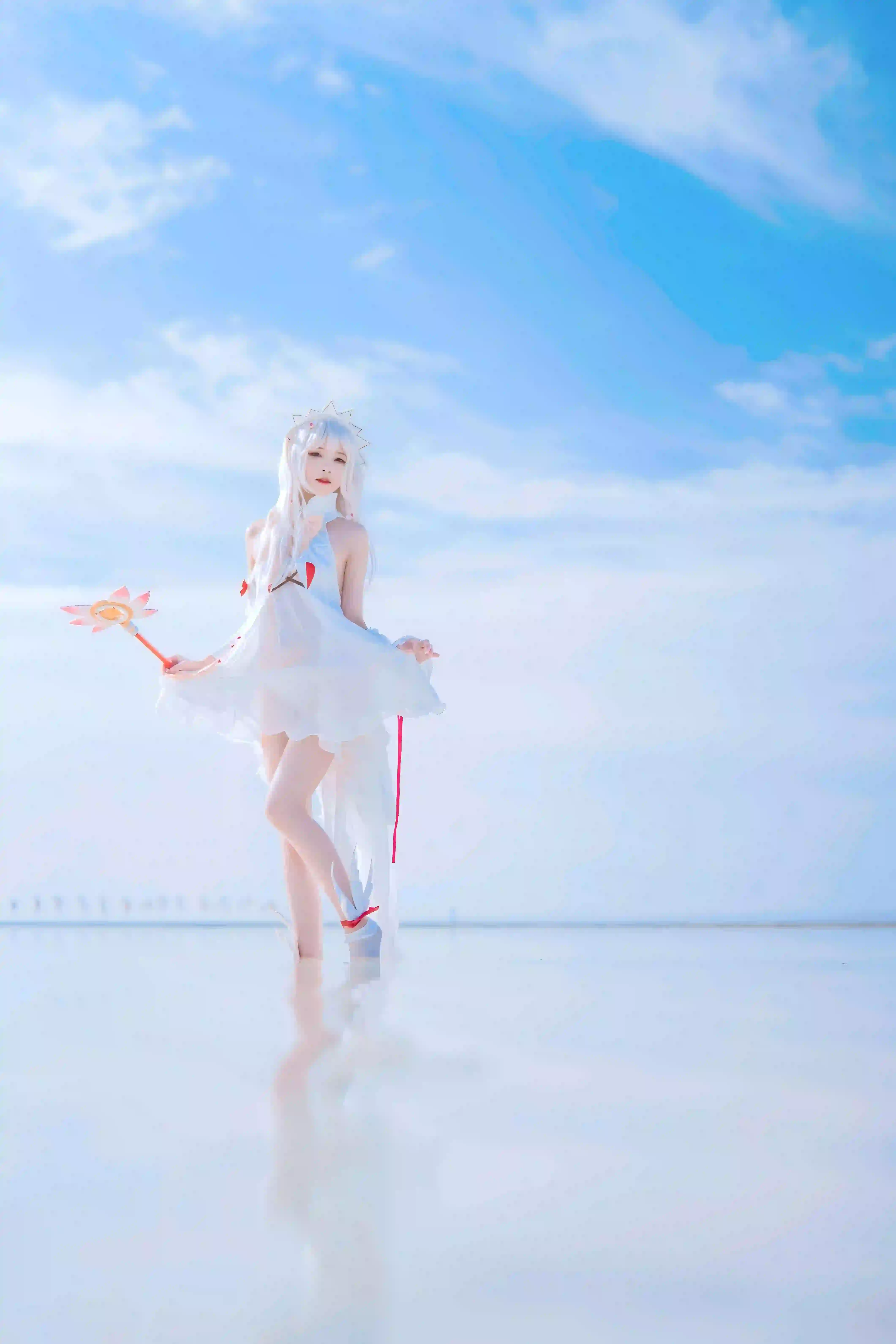 长发美女 湖面 蓝天白云