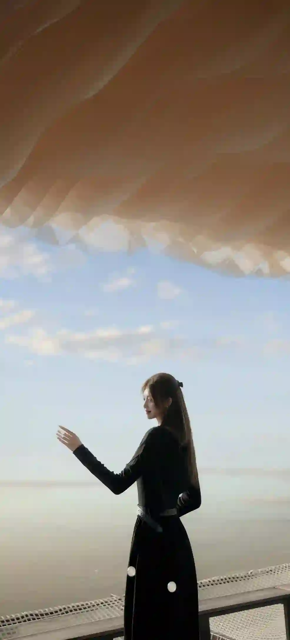 黑裙少女 薄纱天幕 梦幻场景 人像摄影 唯美壁纸 蓝天白云 空灵氛围